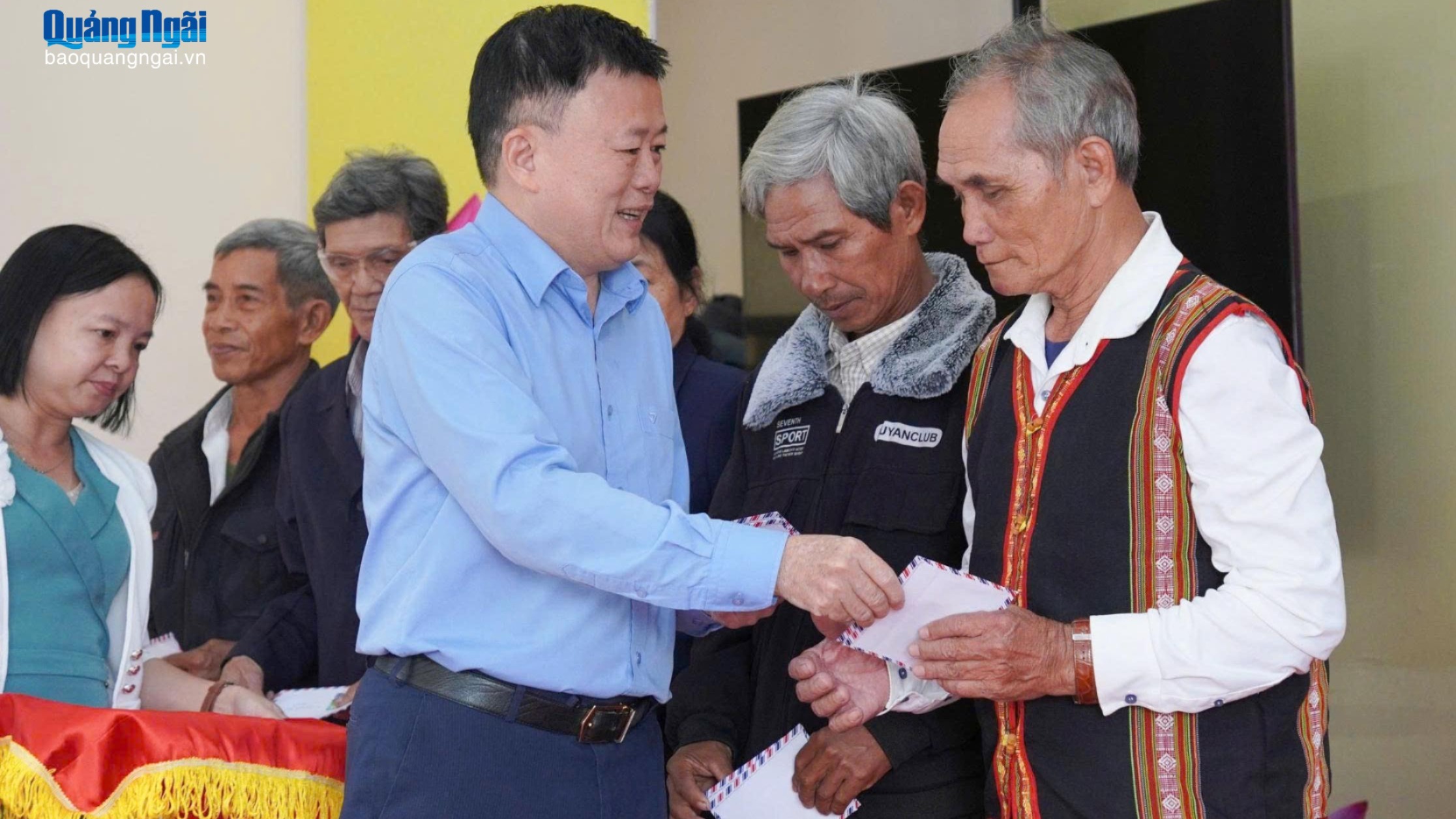 Trao hỗ trợ cho người dân xã Sơn Hạ khắc phục hậu quả thiên tai, bão lũ