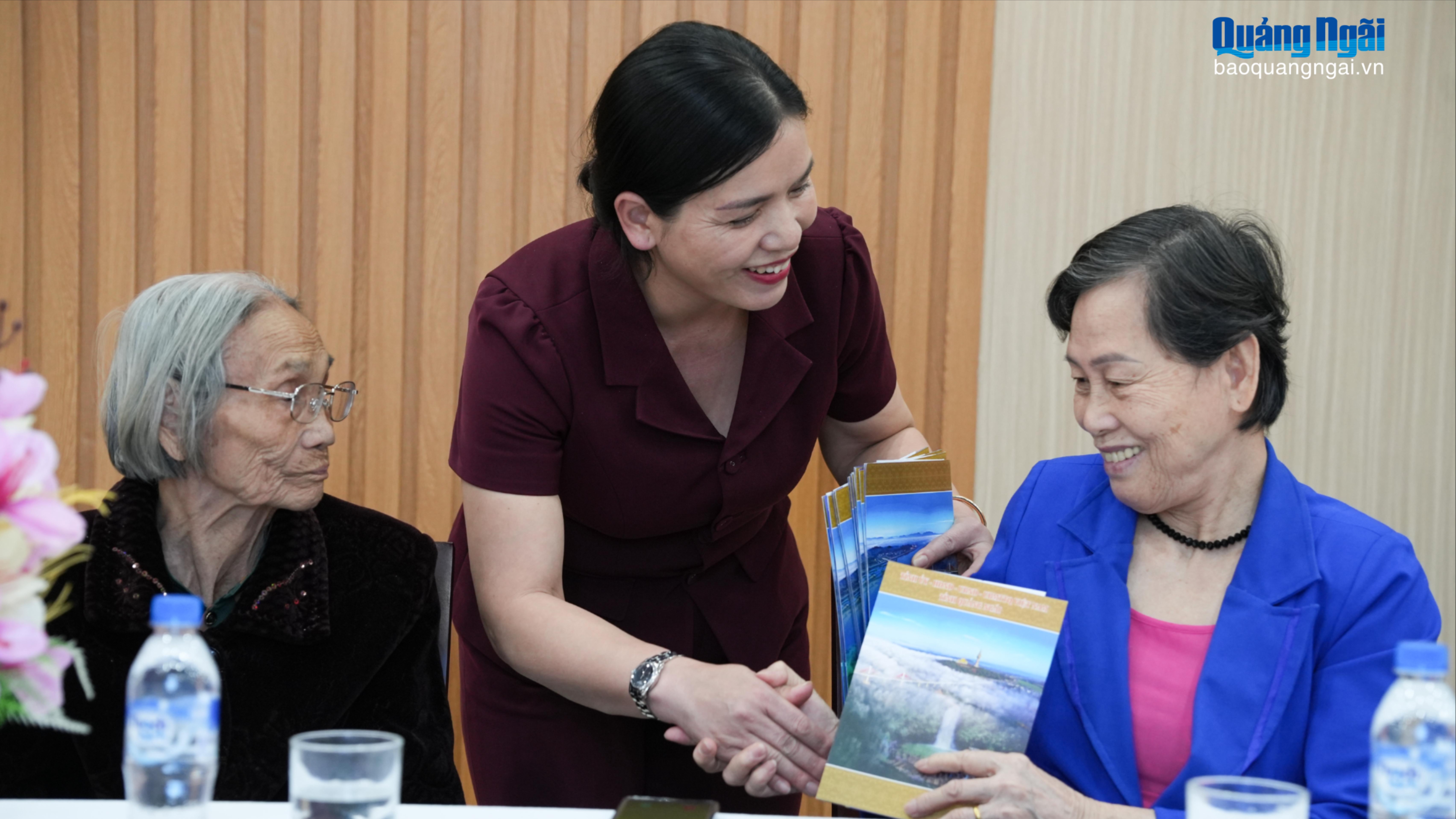 Trọn nghĩa tri ân những đóng góp của các thế hệ cách mạng tiền bối