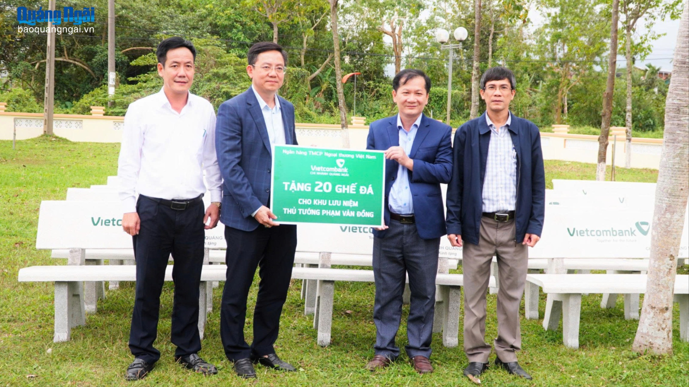 Vietcombank Quảng Ngãi tặng 20 ghế đá cho Khu lưu niệm Thủ tướng Phạm Văn Đồng