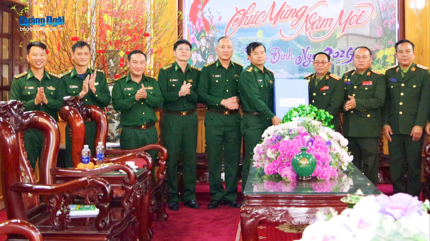 Lực lượng vũ trang Lào thăm, chúc Tết bộ đội biên phòng tỉnh