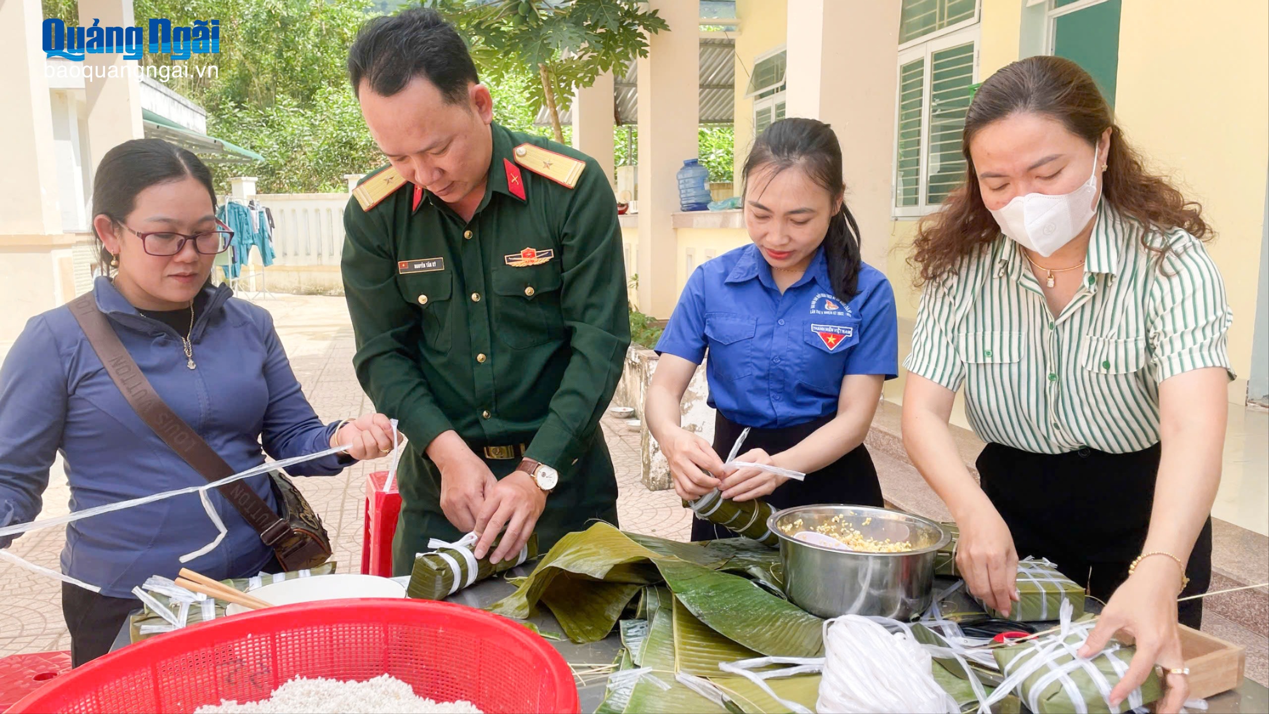 Thắm tình quân dân tại ngày hội bánh chưng xanh