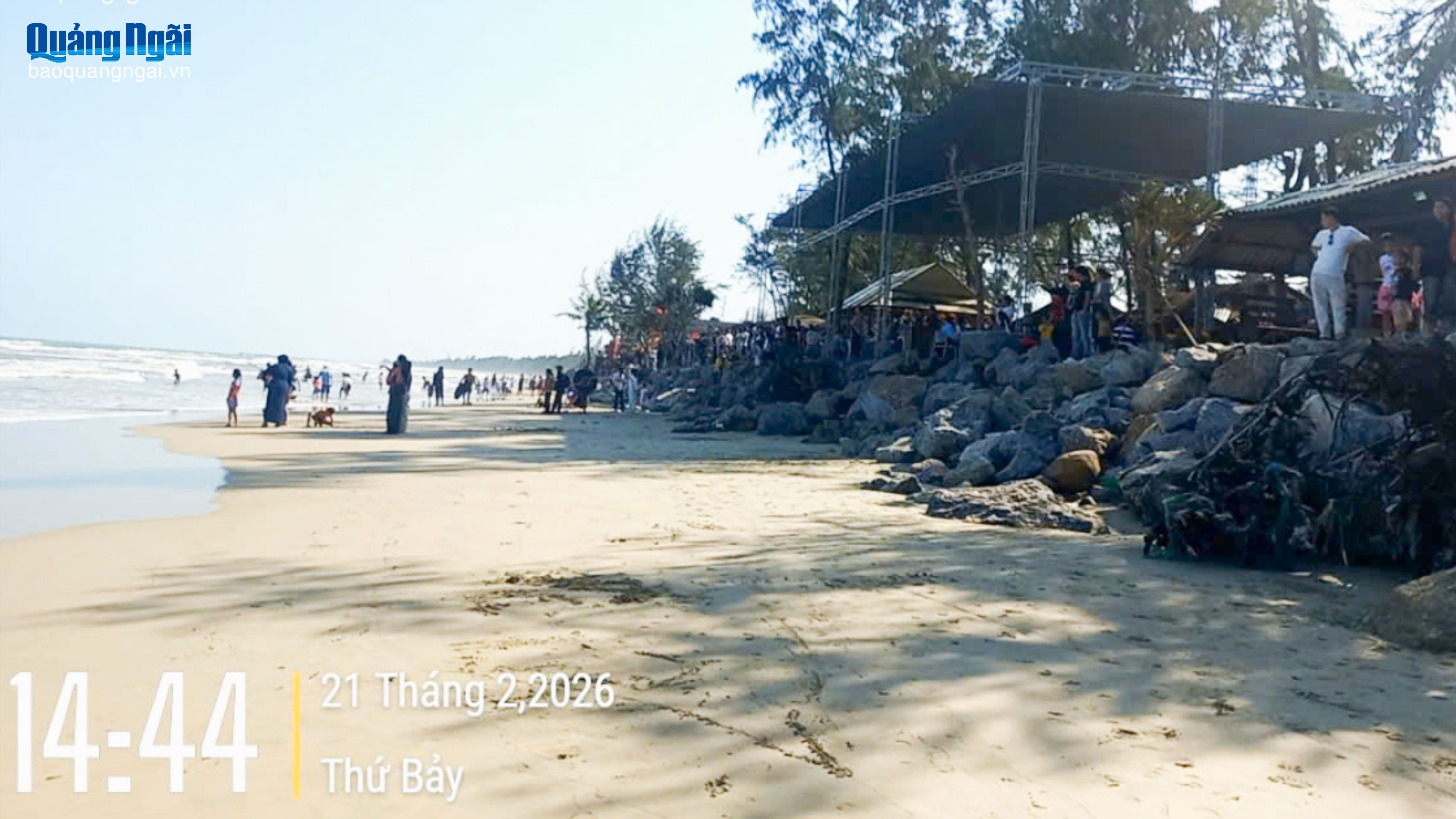 Ba người trong một gia đình gặp nạn khi tắm biển