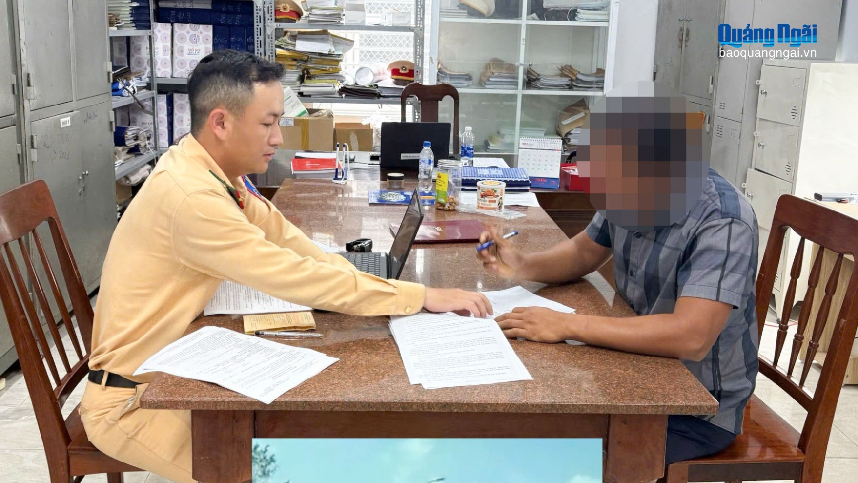 Xử phạt 2 xe chở cát vượt quá chiều cao quy định