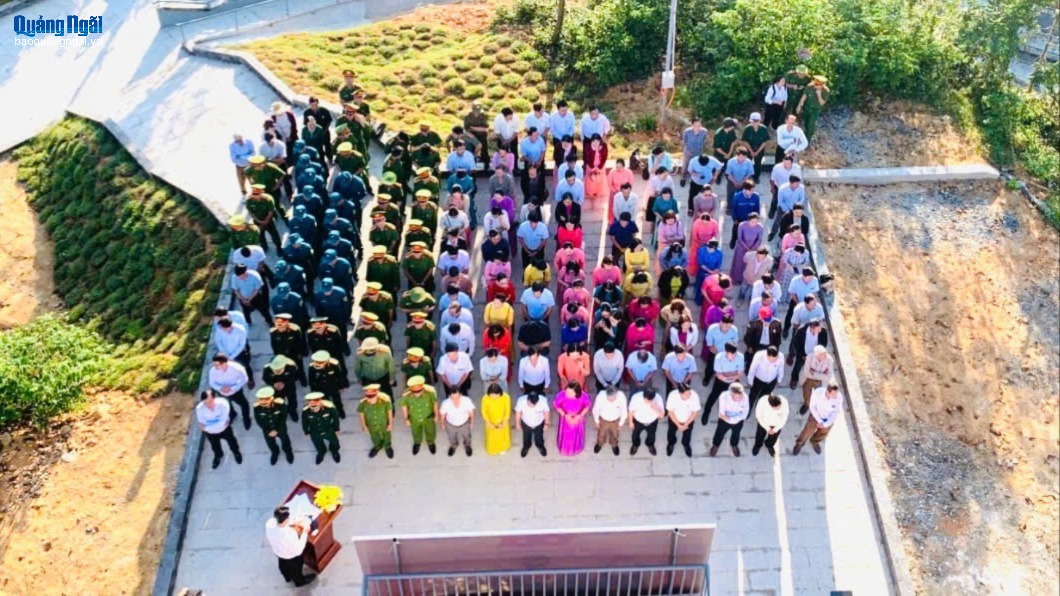 Chào cờ tháng Ba tại Di tích lịch sử Núi Sơn