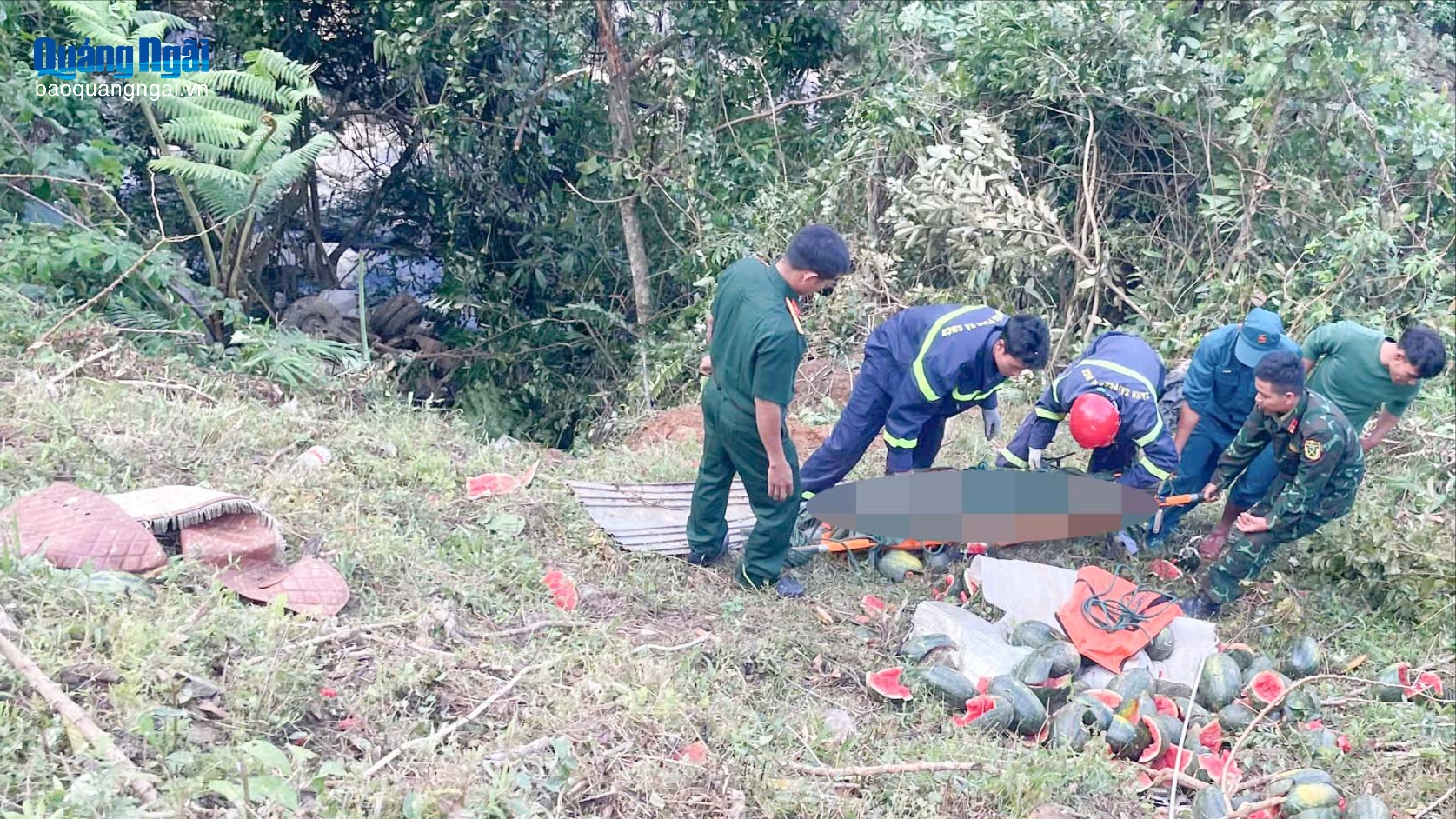 Tiếp cận, đưa thi thể bị tai nạn giao thông lên khỏi vực sâu 200m