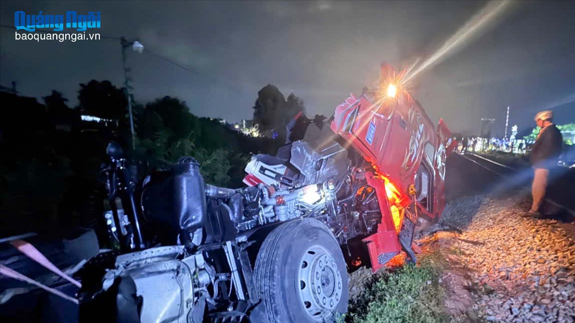 Khởi tố vụ tài xế container cố tình vượt rào chắn đường sắt