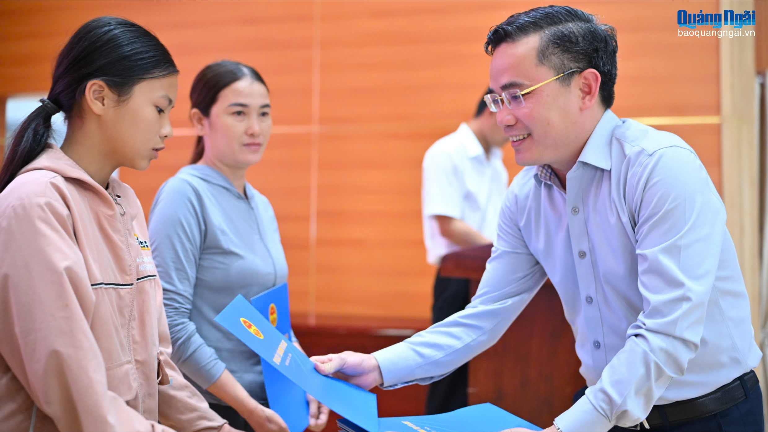 Tặng quà cho người dân có hoàn cảnh khó khăn ở Lý Sơn