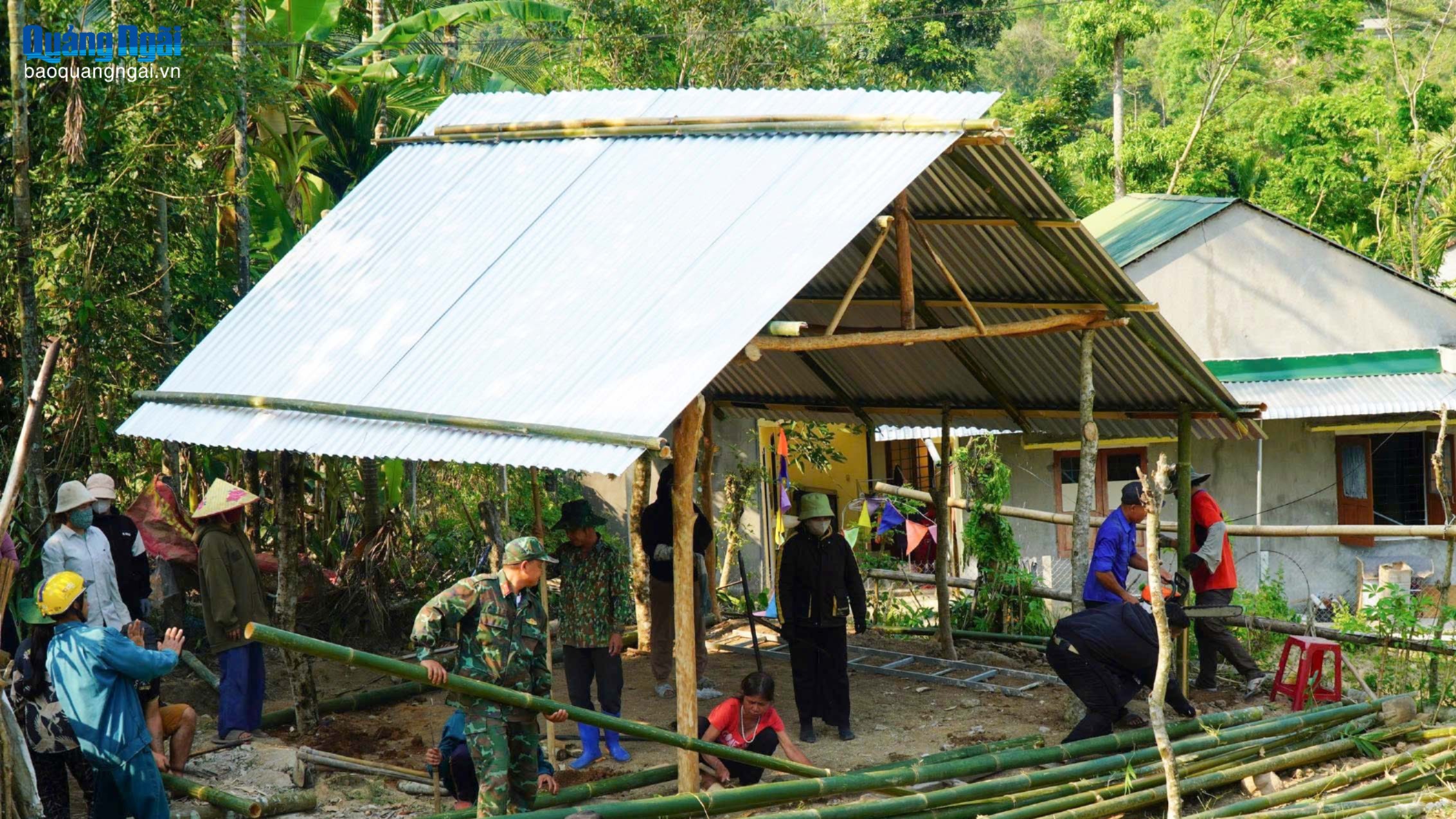 Kịp thời dựng nhà tạm cho hộ dân bị cháy nhà