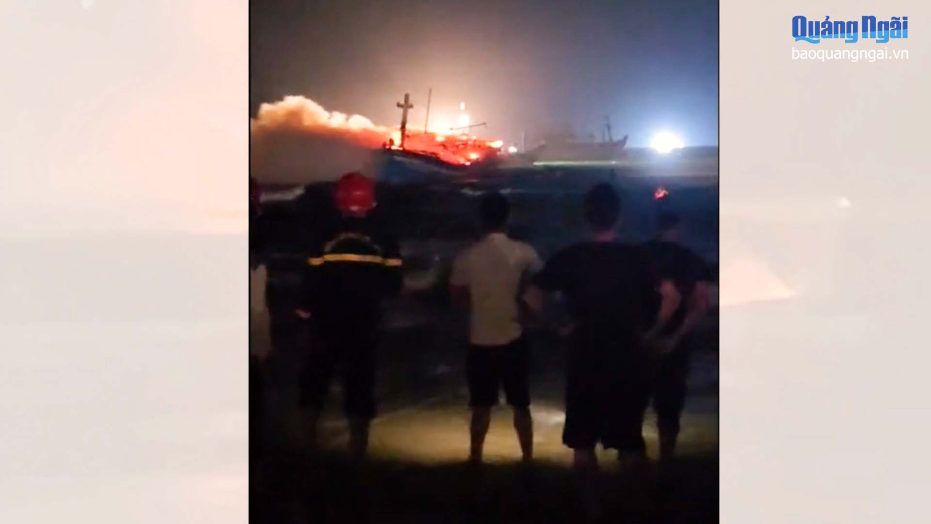 Cháy tàu cá công suất lớn trong đêm