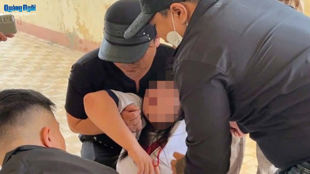 Nữ sinh lớp 7 bị nhóm học sinh đánh trước cổng trường