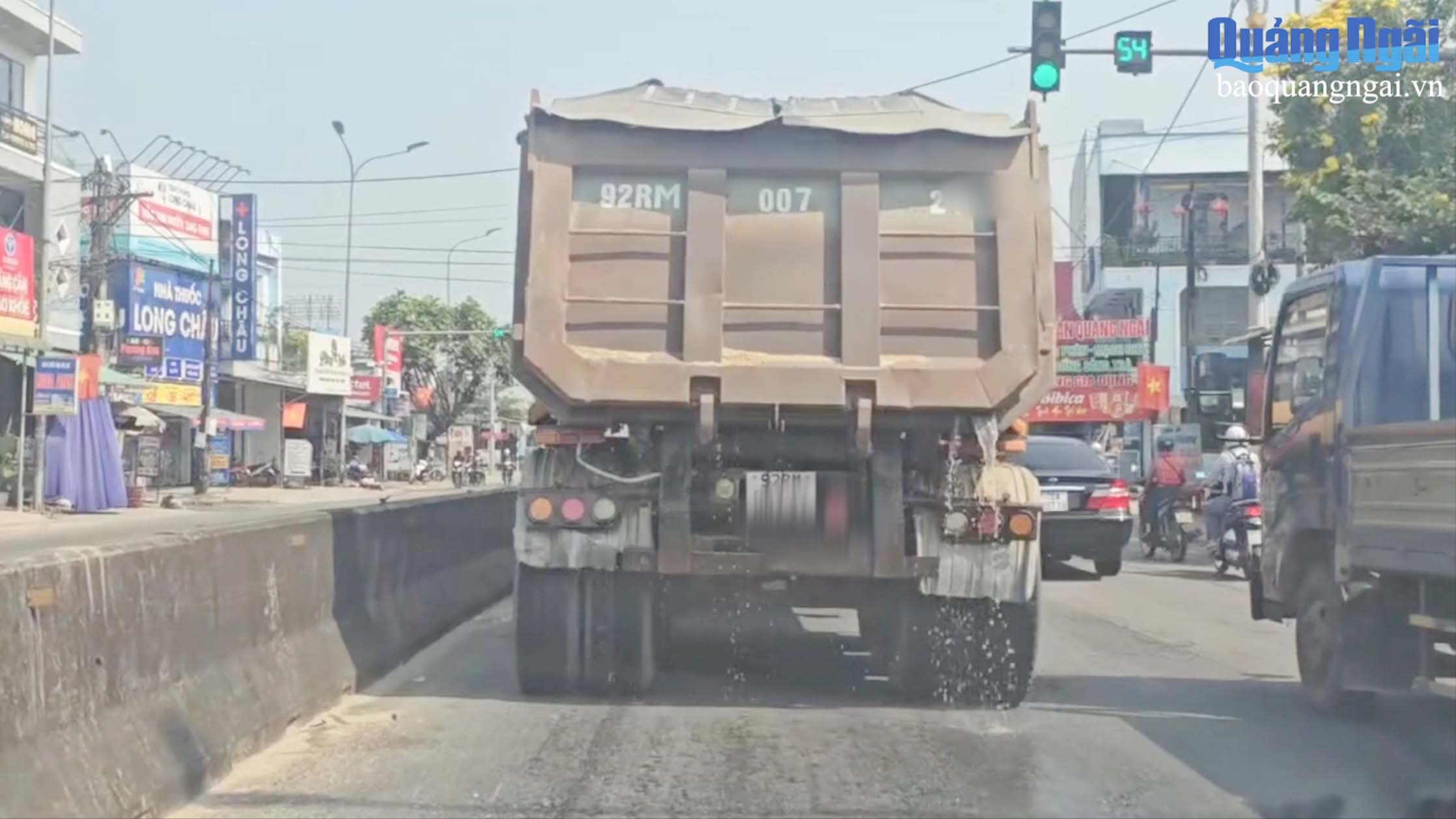 Xử phạt tài xế chở hàng để nước chảy xuống đường