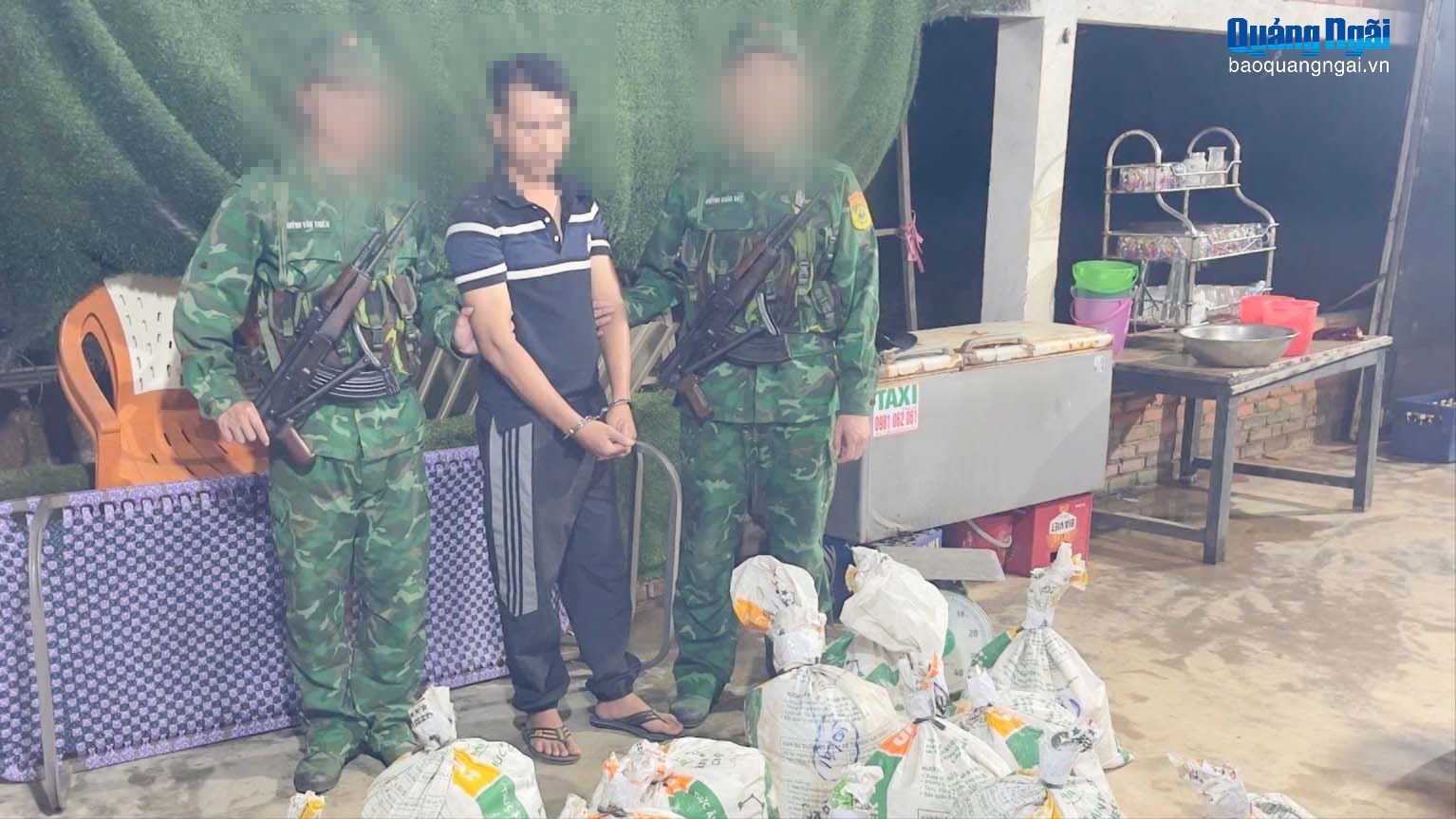 Bắt quả tang đối tượng vận chuyển gần 400kg nghi là thuốc nổ