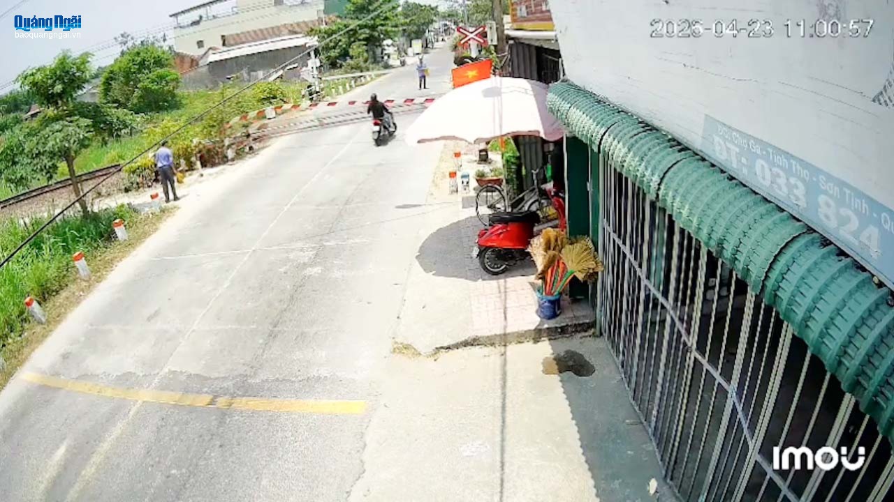 Va chạm tại đường ngang, cần chắn đường sắt gãy đôi