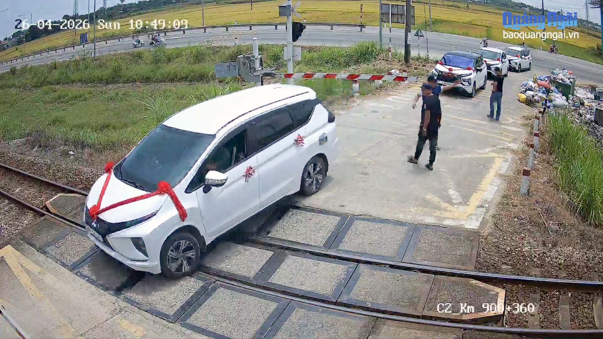 Vượt đường ngang khi đèn đỏ bật sáng, tài xế bị tước bằng lái