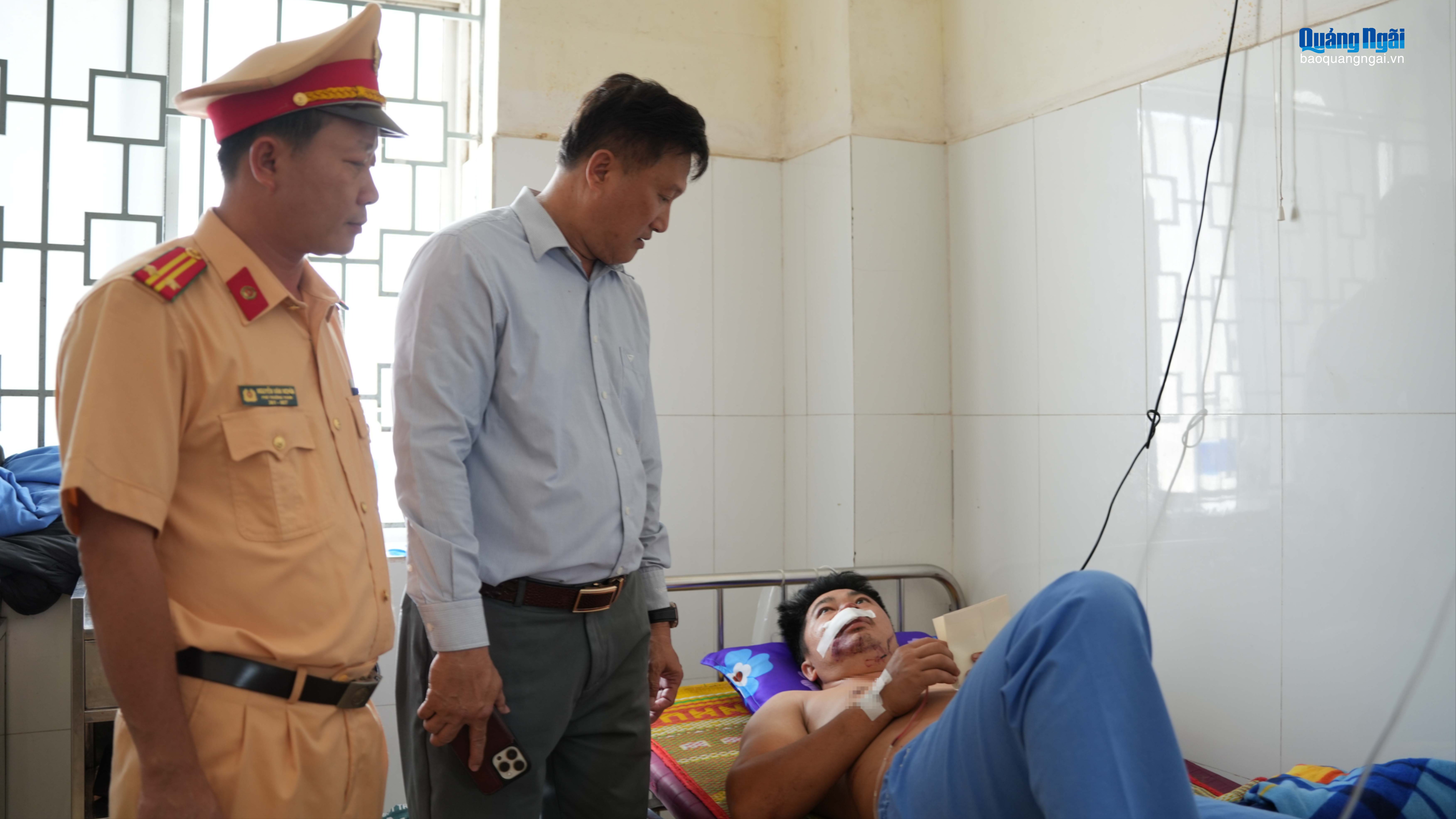 Thăm hỏi nạn nhân bị tai nạn giao thông trên đèo Vi ô lắc