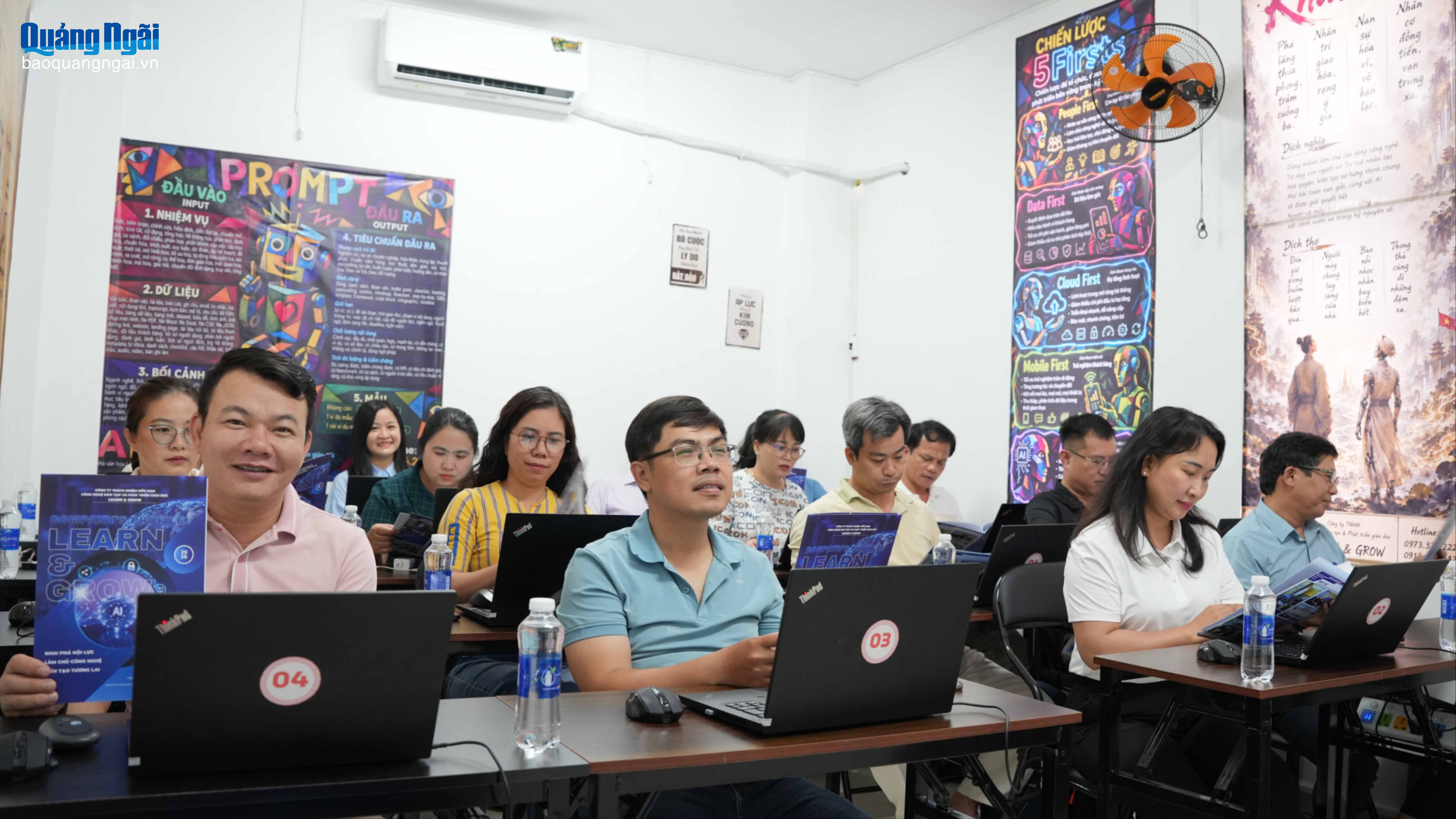 Tập huấn ứng dụng AI cho cán bộ, công chức phường Trương Quang Trọng