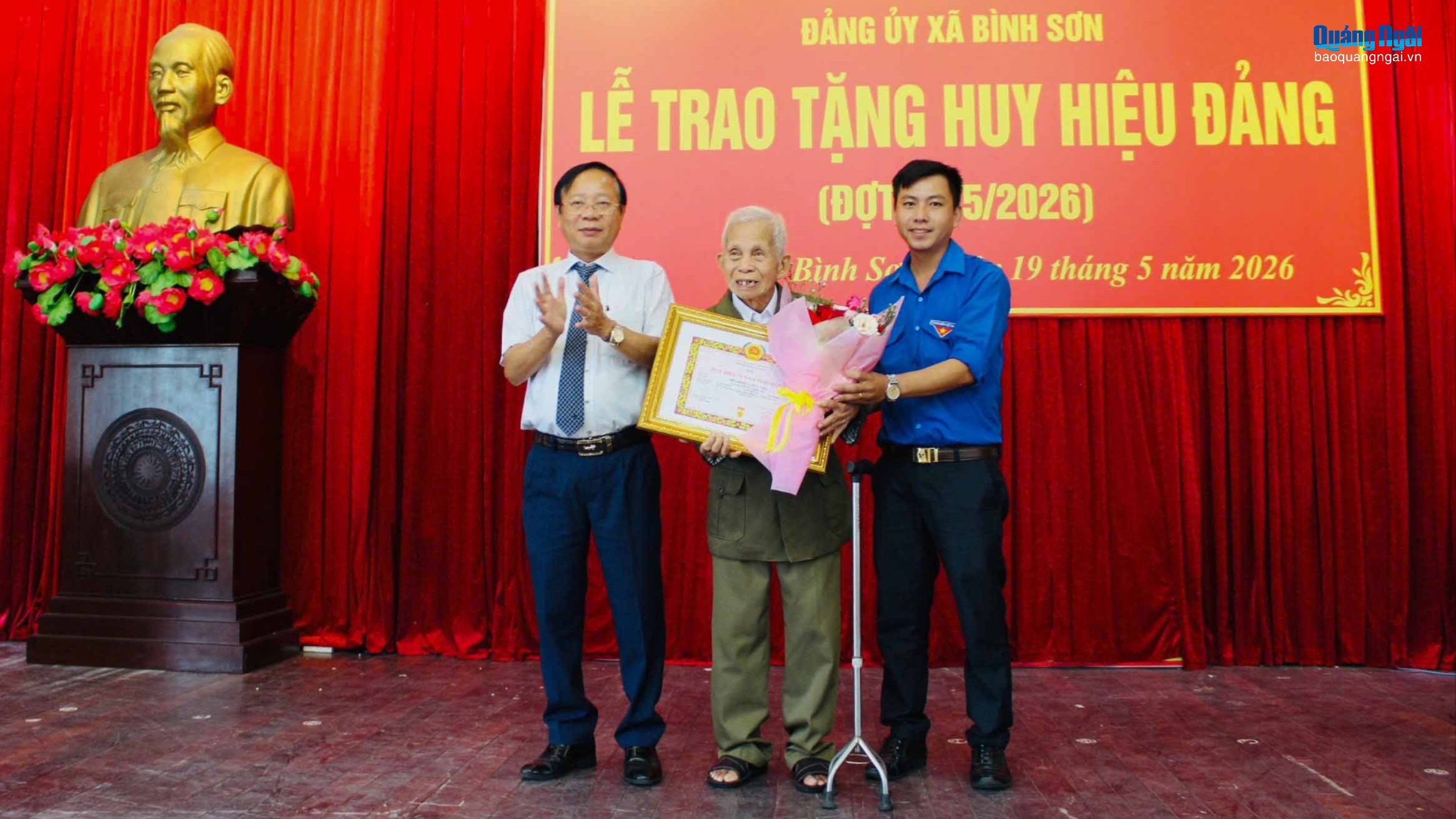 Các địa phương trao Huy hiệu Đảng đợt 19/5 cho các đảng viên