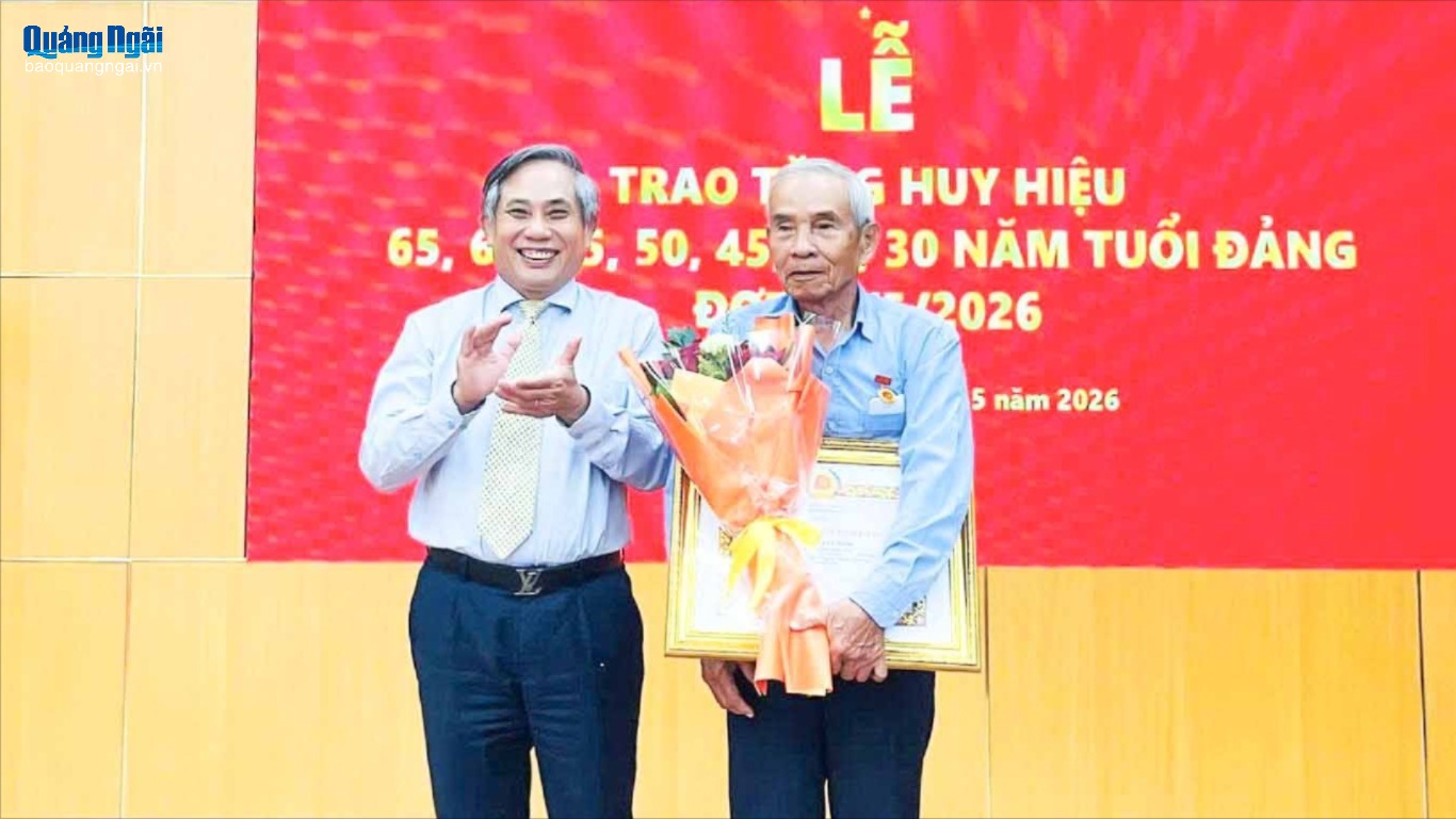 Trao Huy hiệu Đảng cho các đảng viên