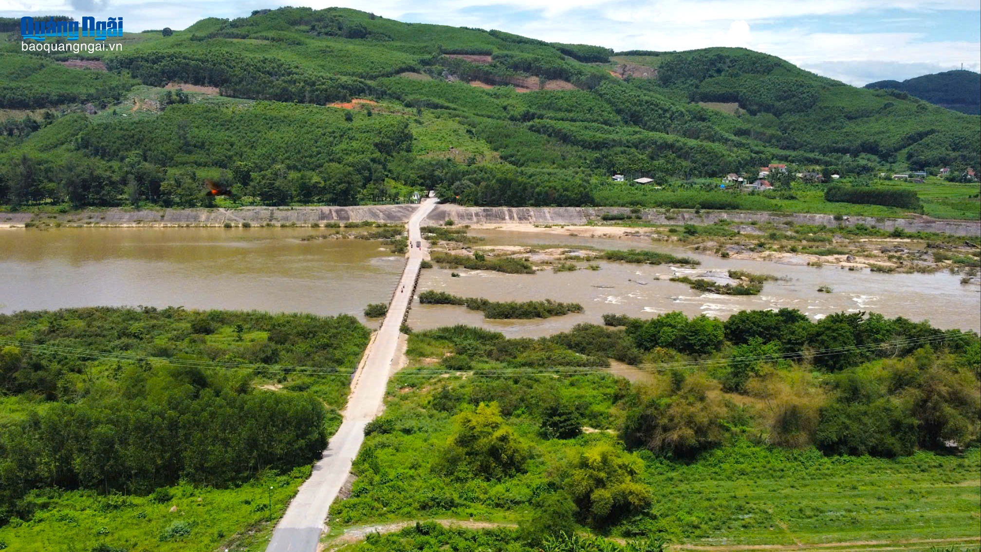 Đầu tư dự án cầu và đường qua đập Thạch Nham