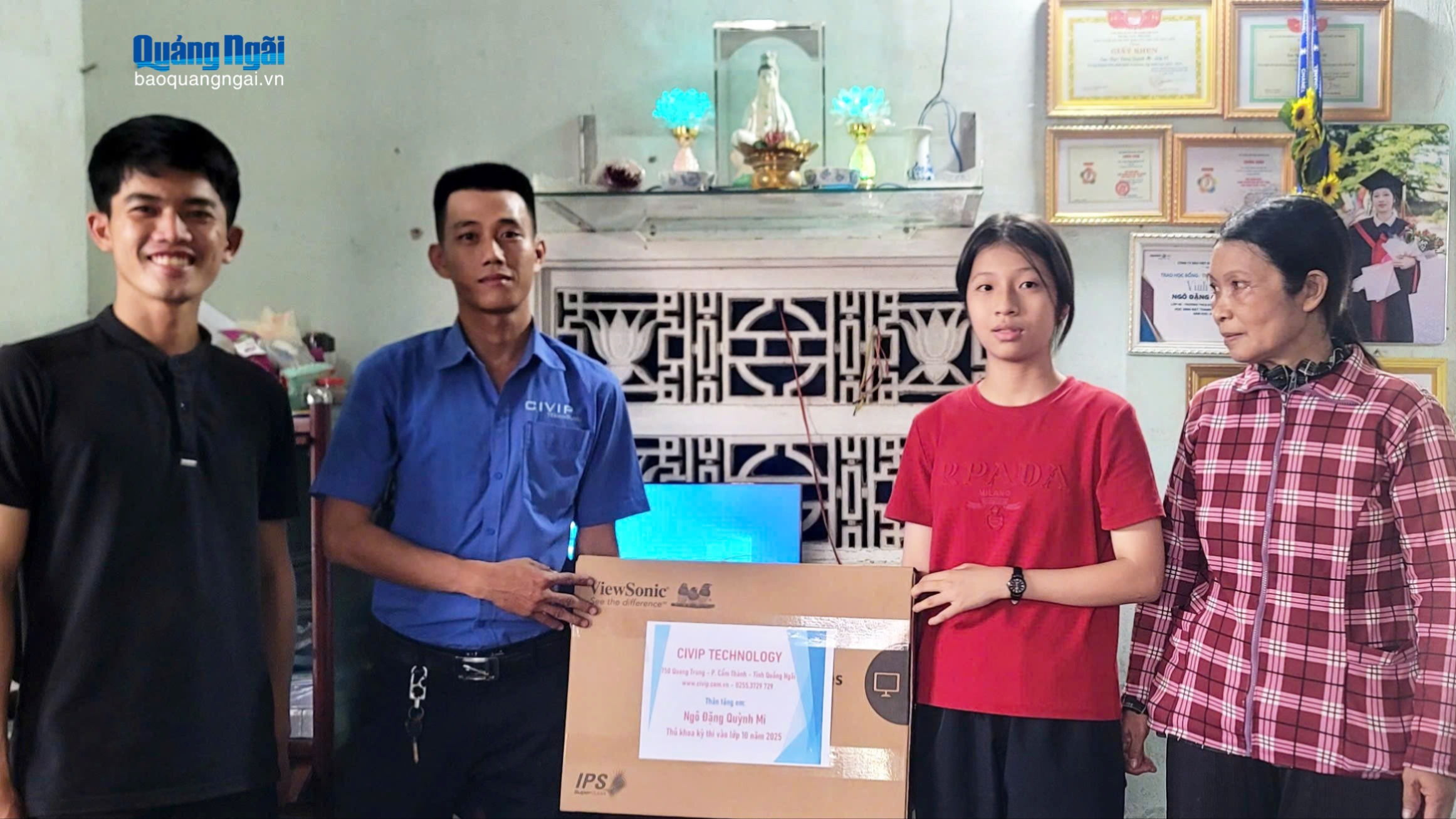 Công ty Tin học CIVIP tặng máy tính cho thủ khoa Ngô Đặng Quỳnh Mi