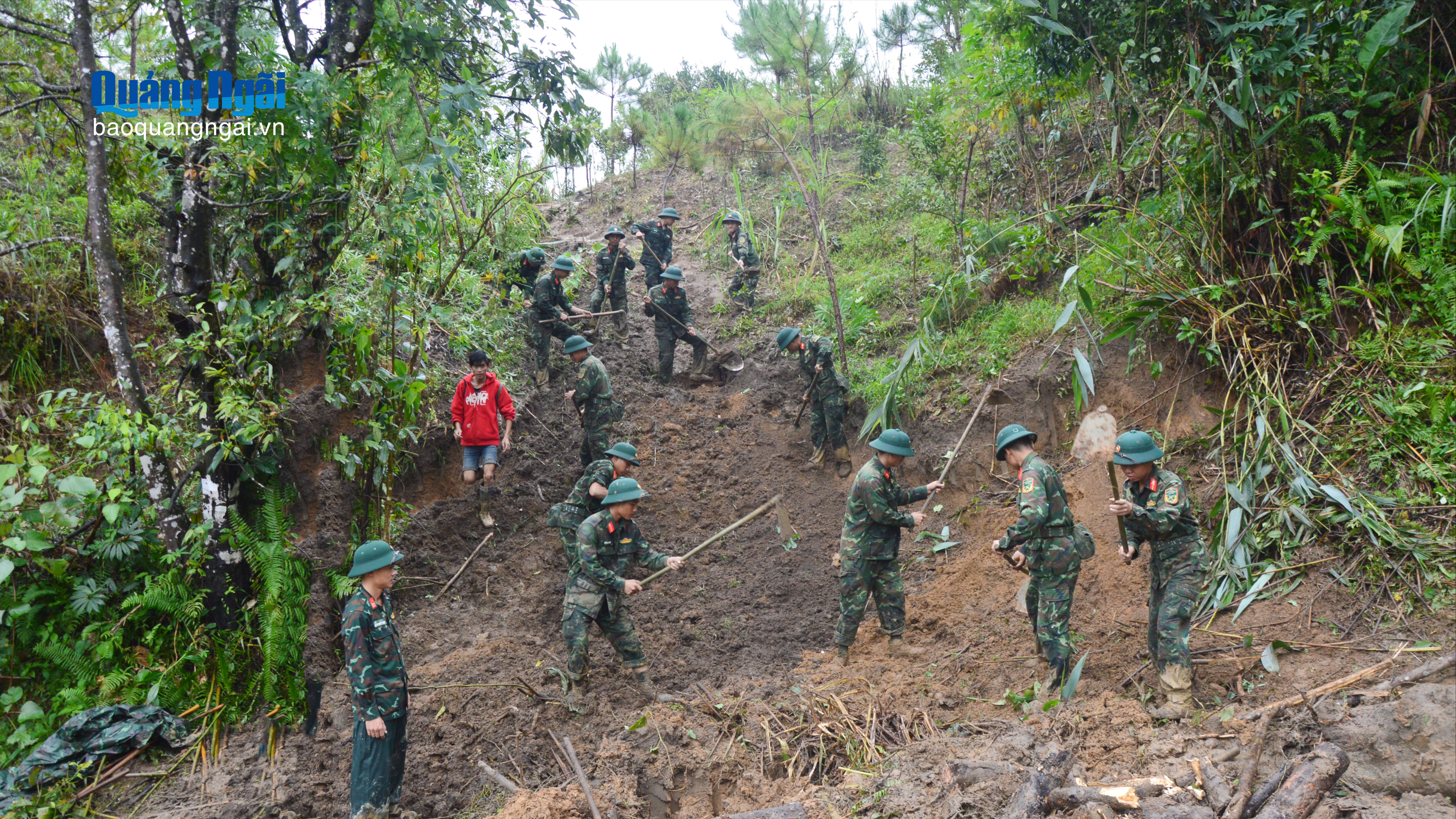 Mở đường tạm vào thôn bị chia cắt ở xã Ngọc Linh