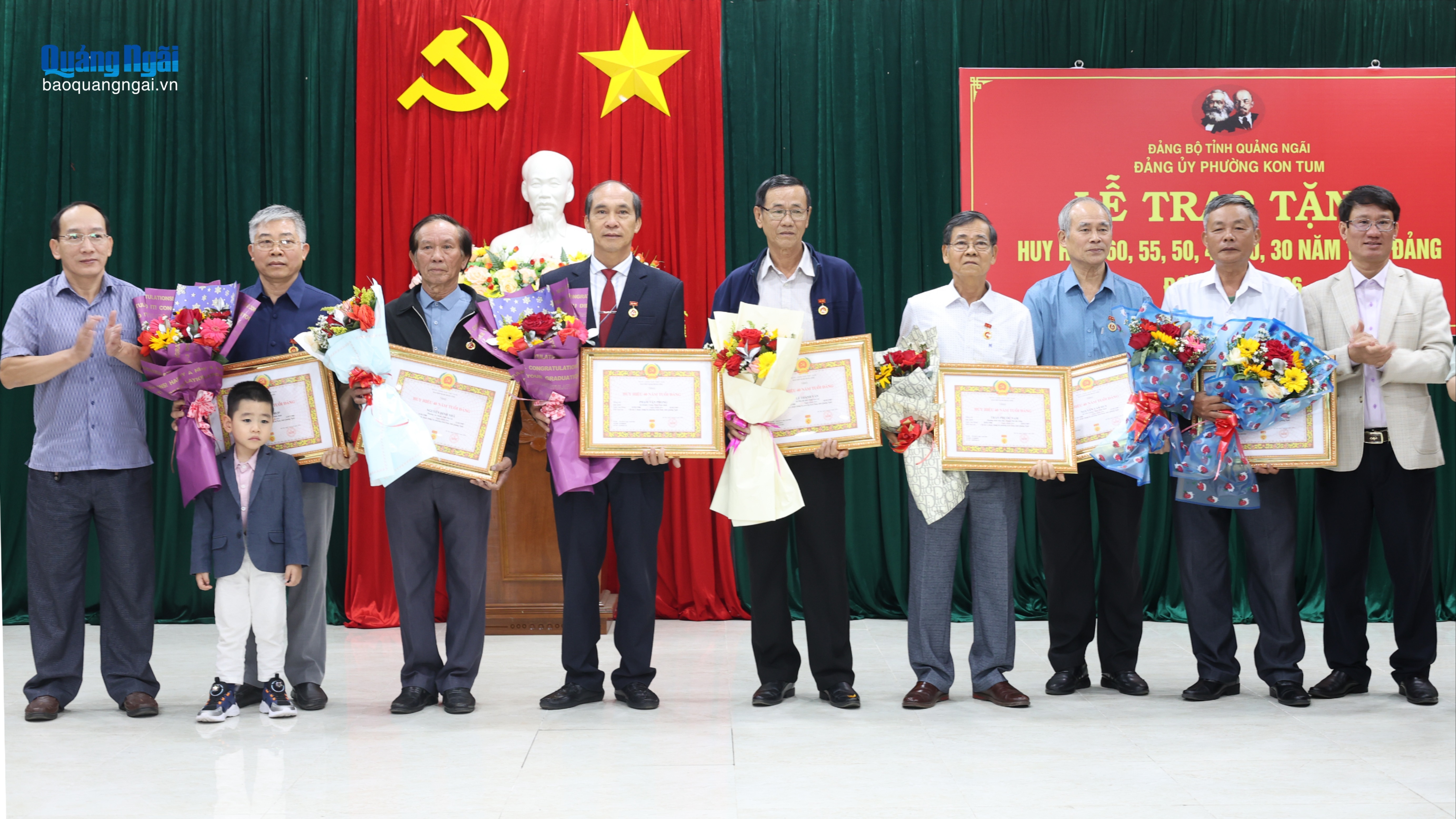 Phường Kon Tum trao tặng Huy hiệu Đảng đợt 3/2 cho đảng viên