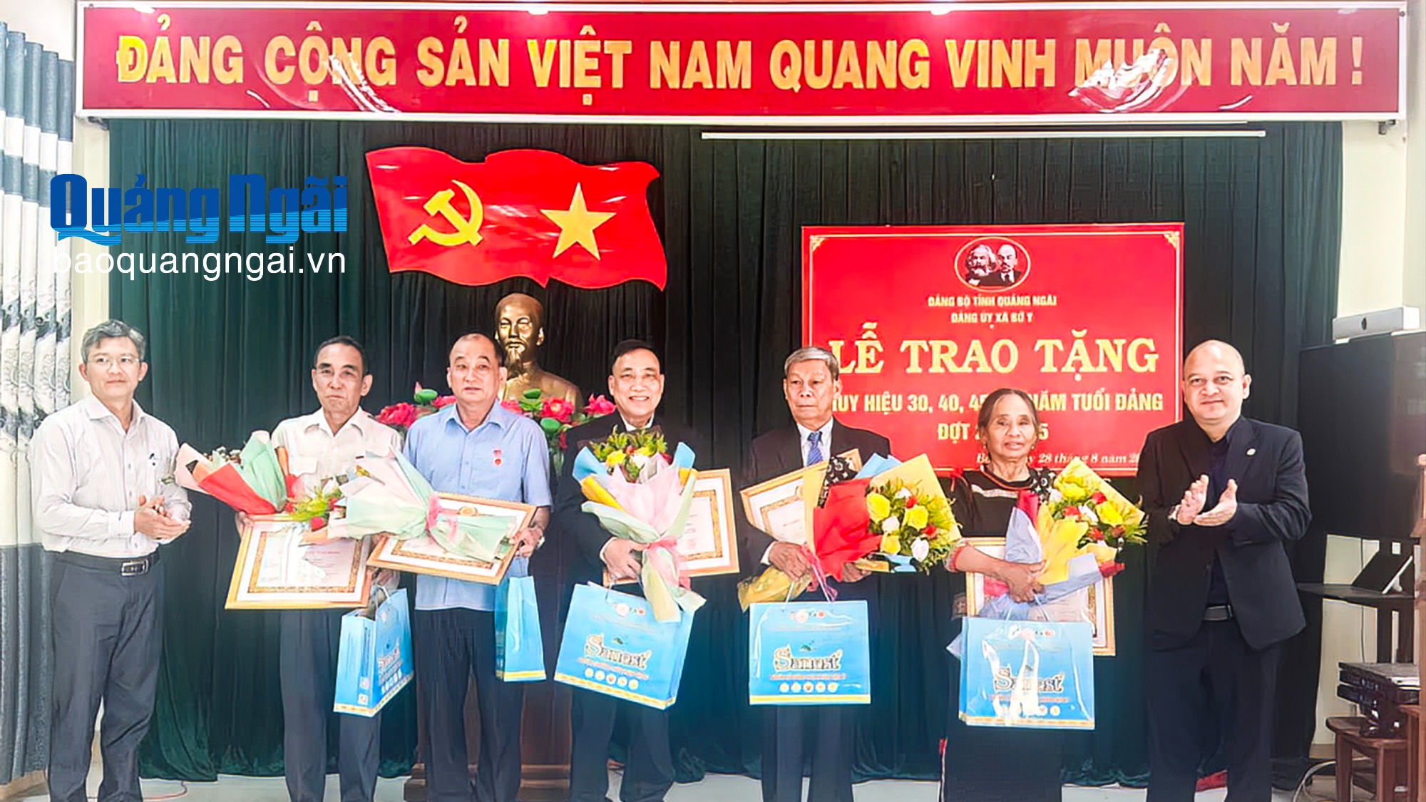 Xã Bờ Y trao Huy hiệu Đảng đợt 2/9 cho 13 đảng viên