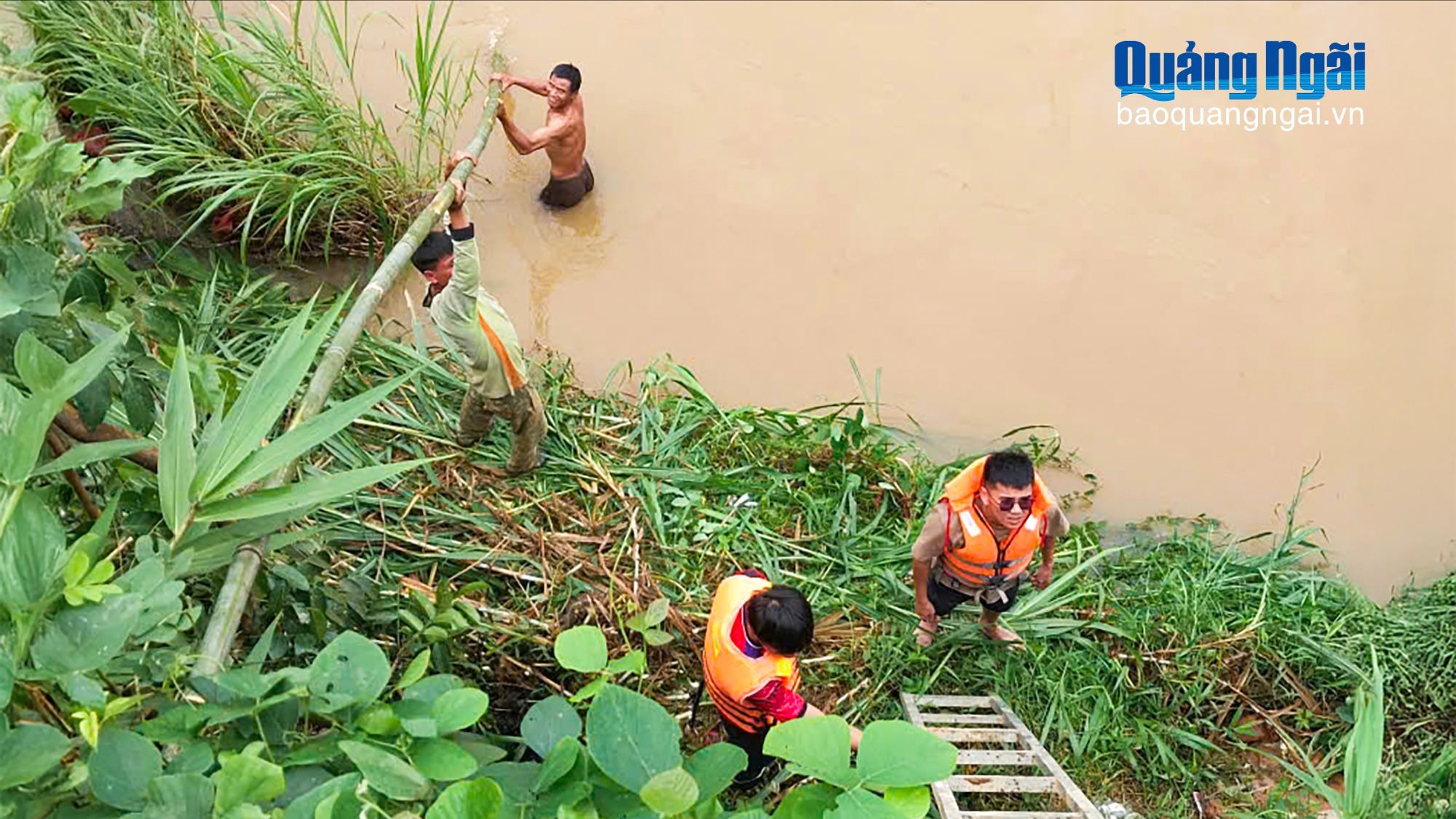 Tích cực tìm kiếm cháu bé 5 tuổi nghi đuối nước trên suối Đăk Long