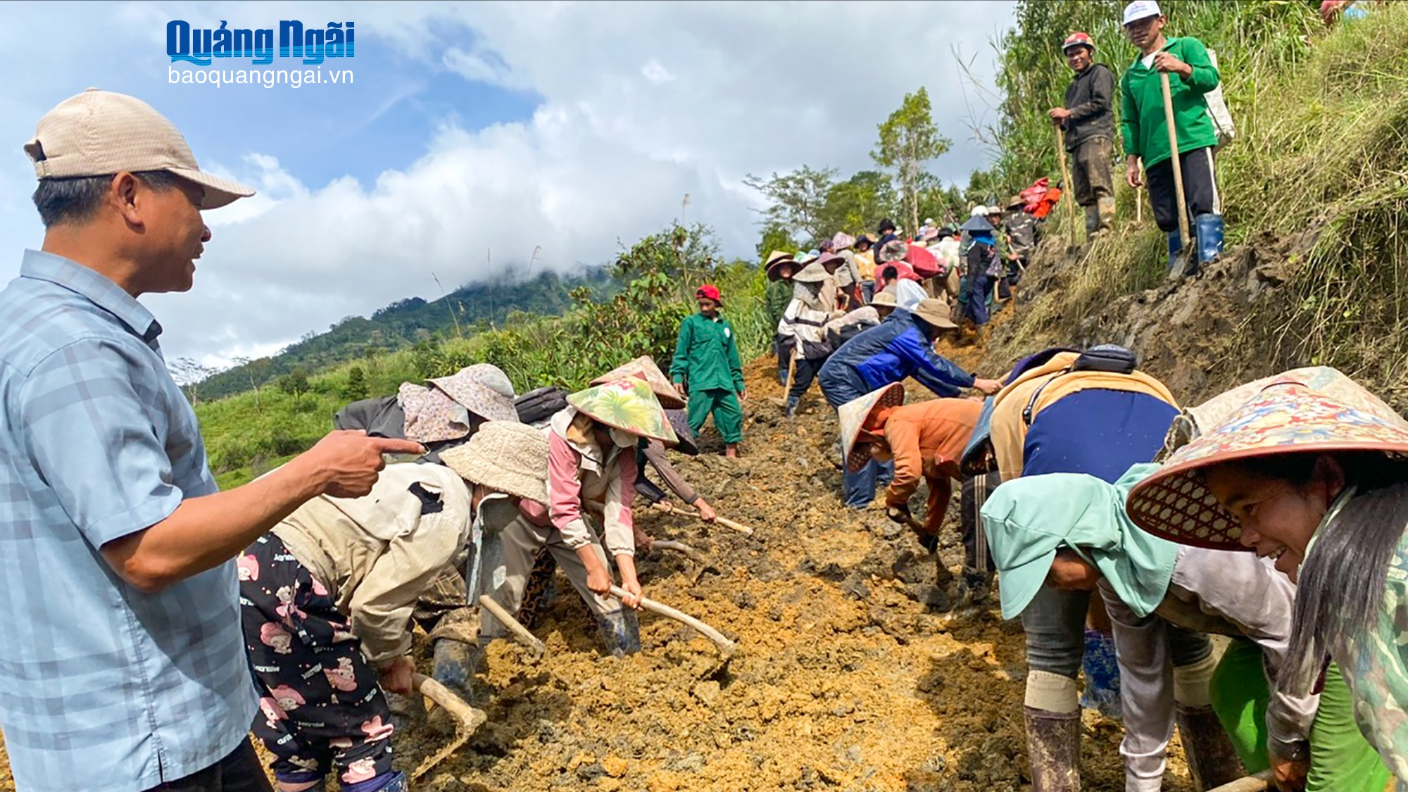 Hơn 2.000 người dân ra quân khắc phục sạt lở đất