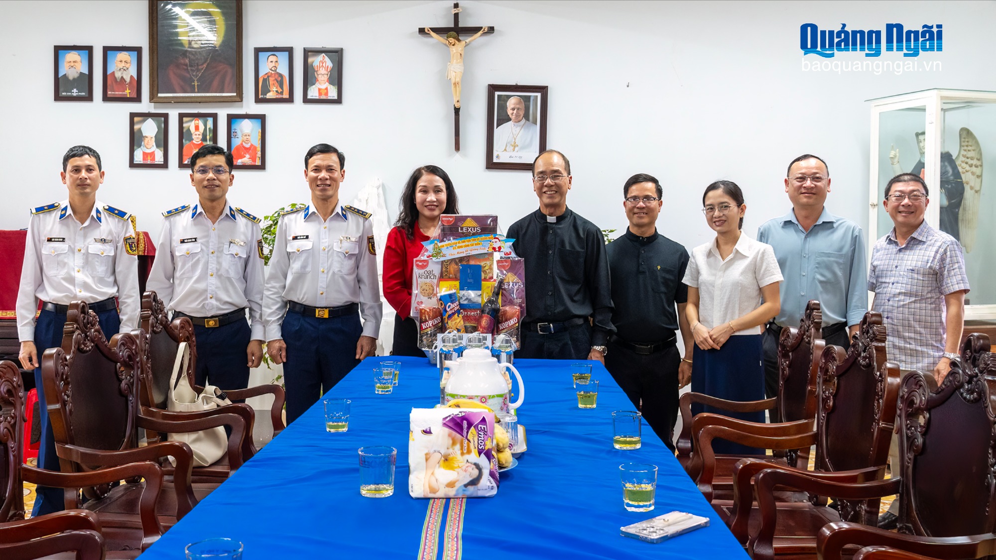 Thăm, tặng quà và chúc mừng các cơ sở Công giáo nhân dịp Lễ Giáng sinh năm 2025