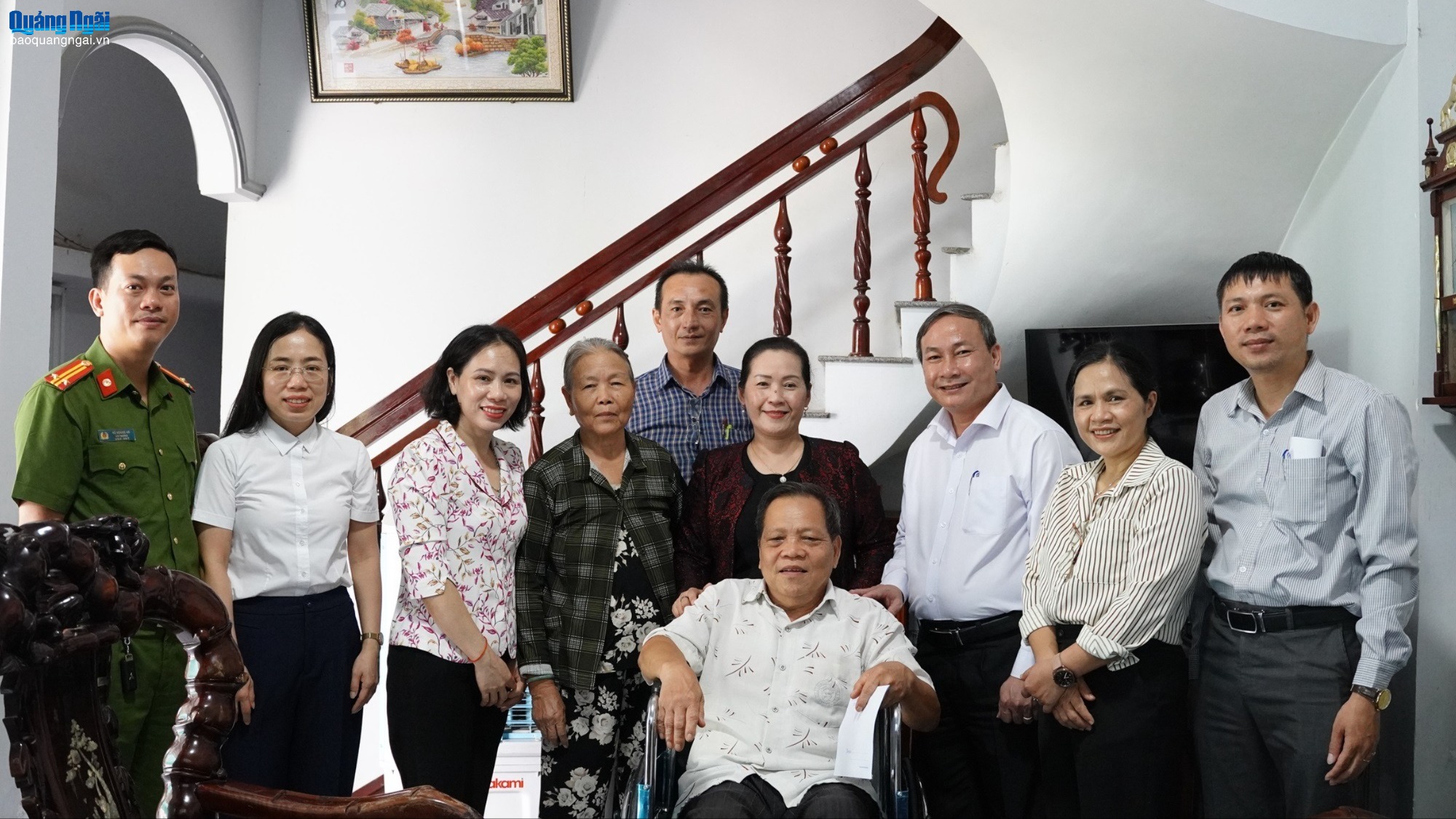 Phó Bí thư Tỉnh ủy Đinh Thị Hồng Minh thăm và tặng quà người có công ở xã An Phú