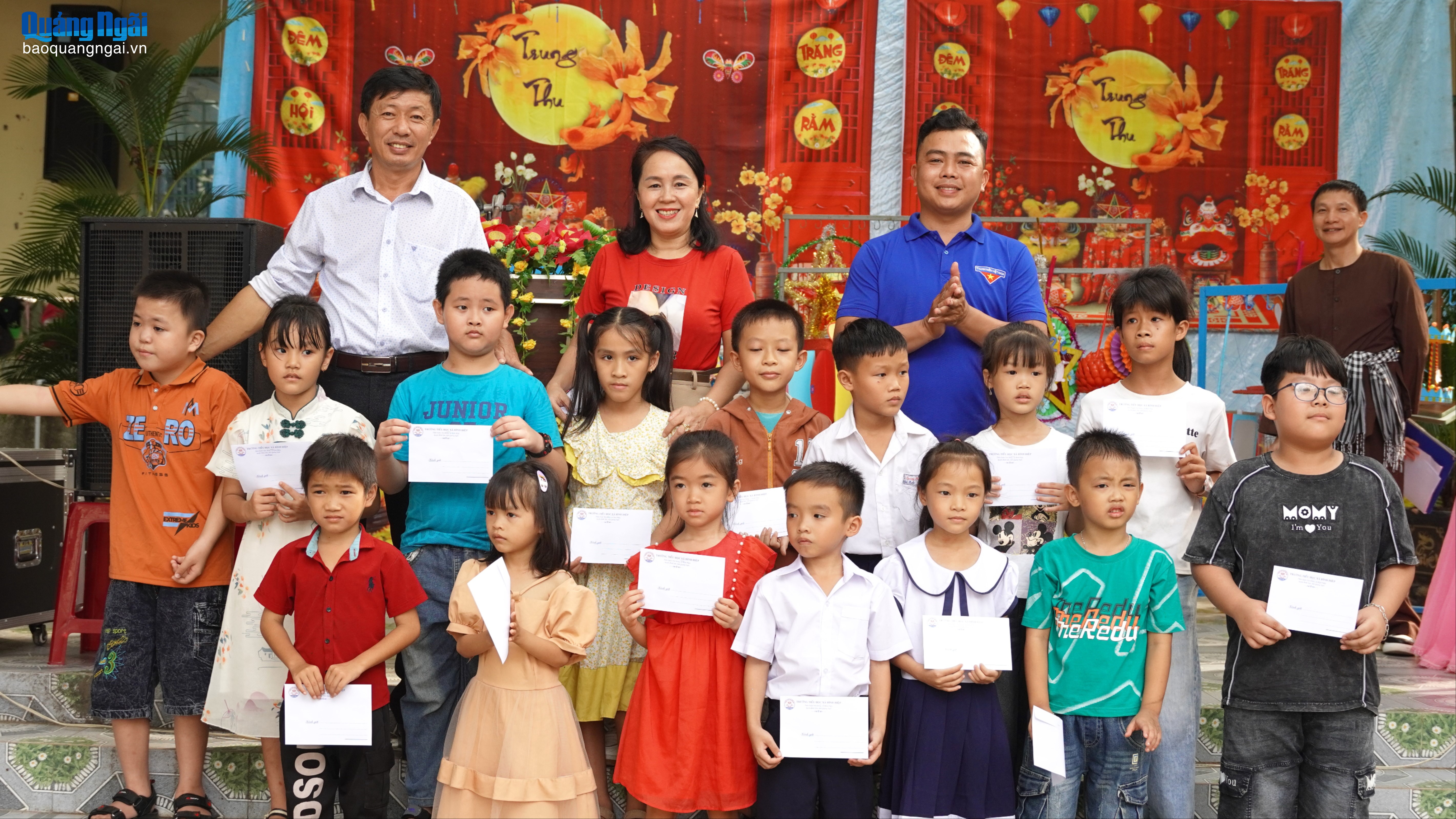 Mang Trung thu yêu thương đến với học sinh khó khăn