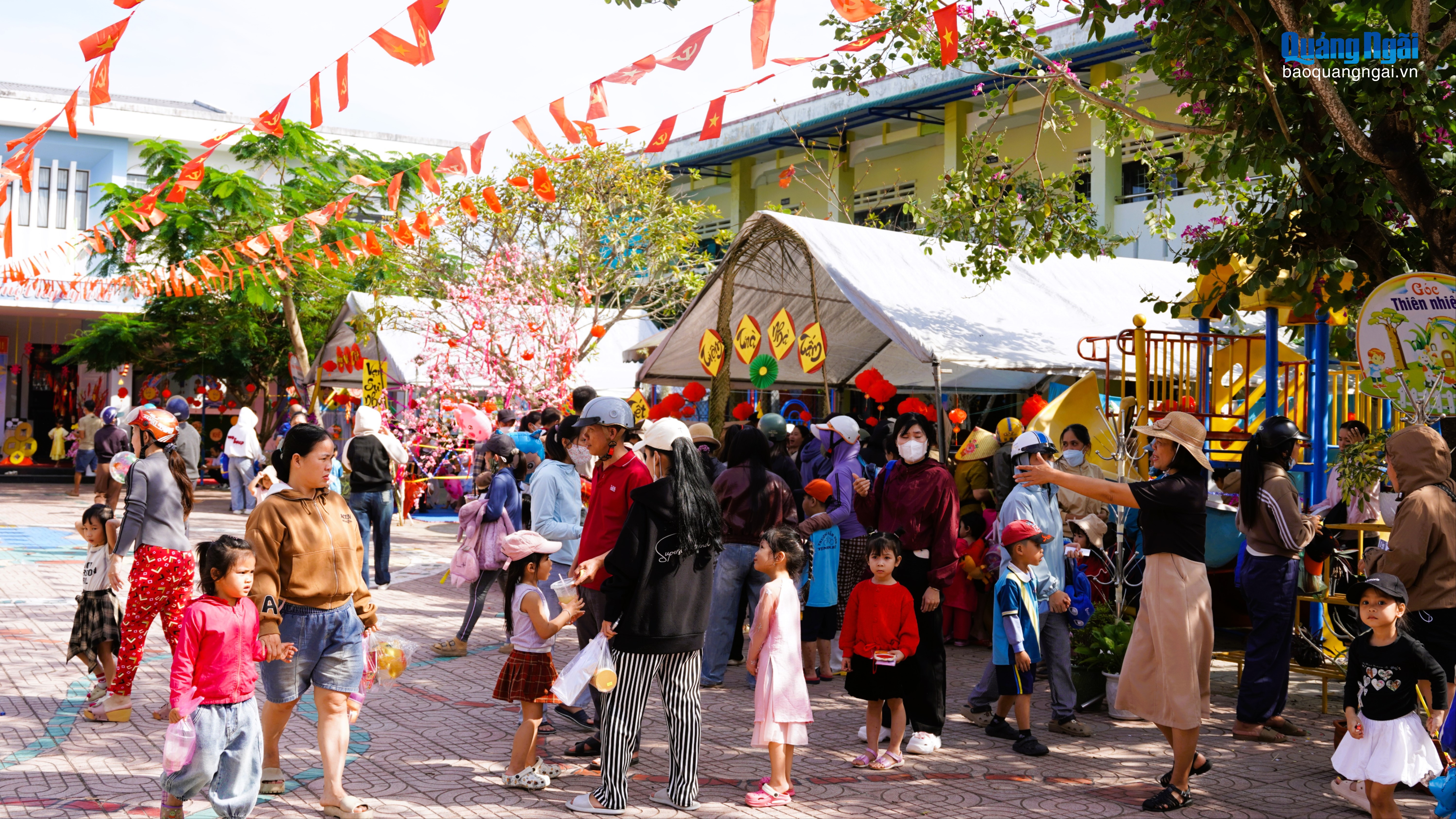 Rộn ràng Lễ hội vui xuân Bính Ngọ