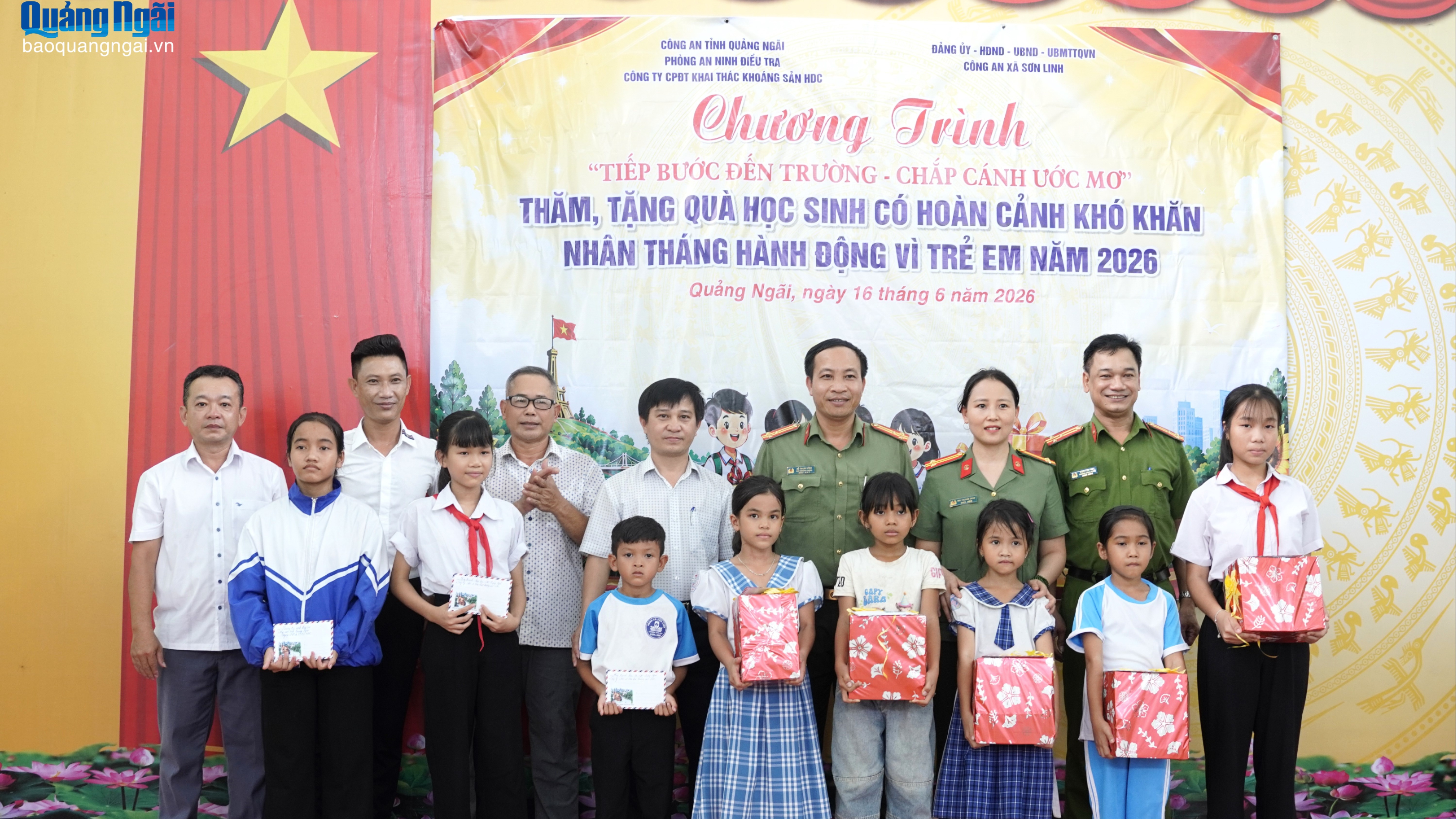 Tặng quà cho học sinh có hoàn cảnh khó khăn ở Sơn Linh