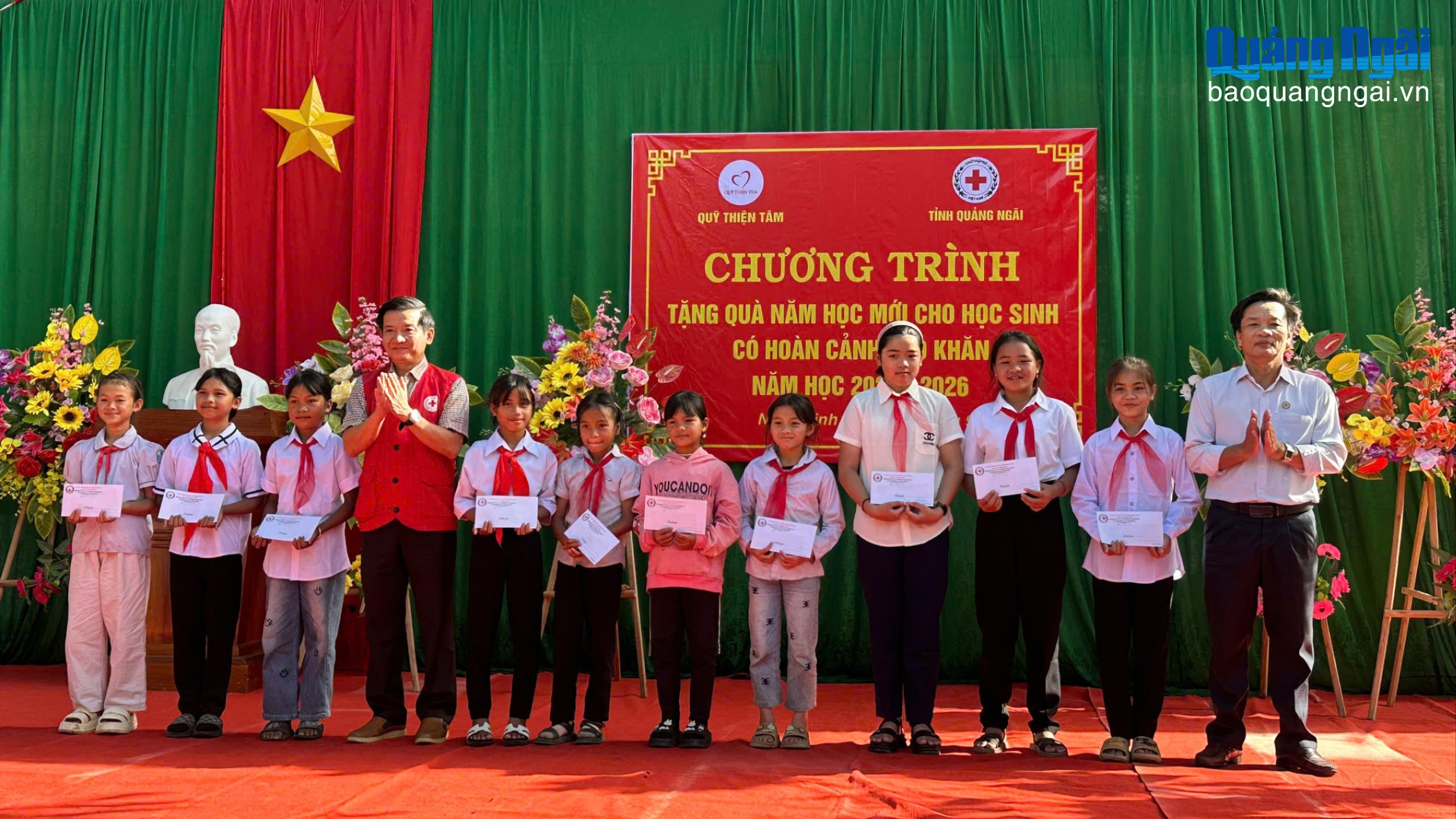 Tặng quà cho học sinh vượt khó nhân dịp năm học mới