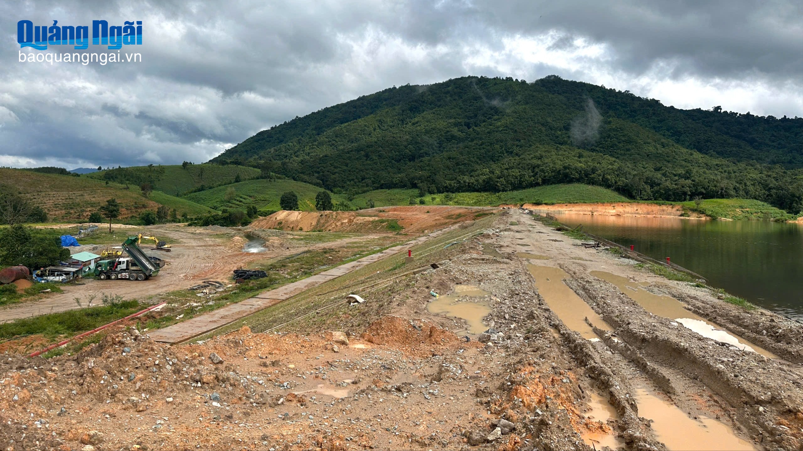 Người dân hiến đất làm đường vận chuyển nông sản