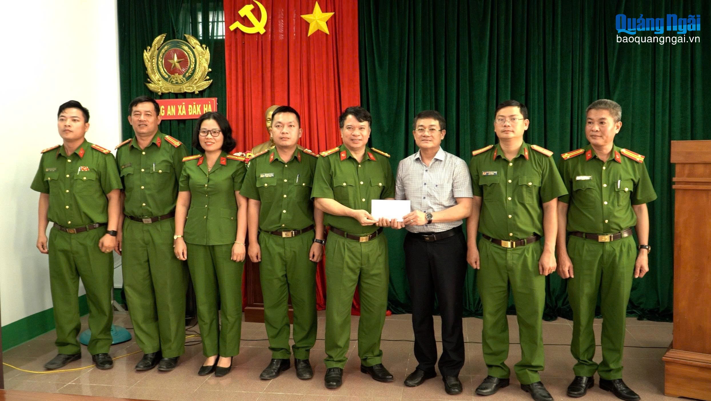 Thưởng nóng Công an xã Đăk Hà