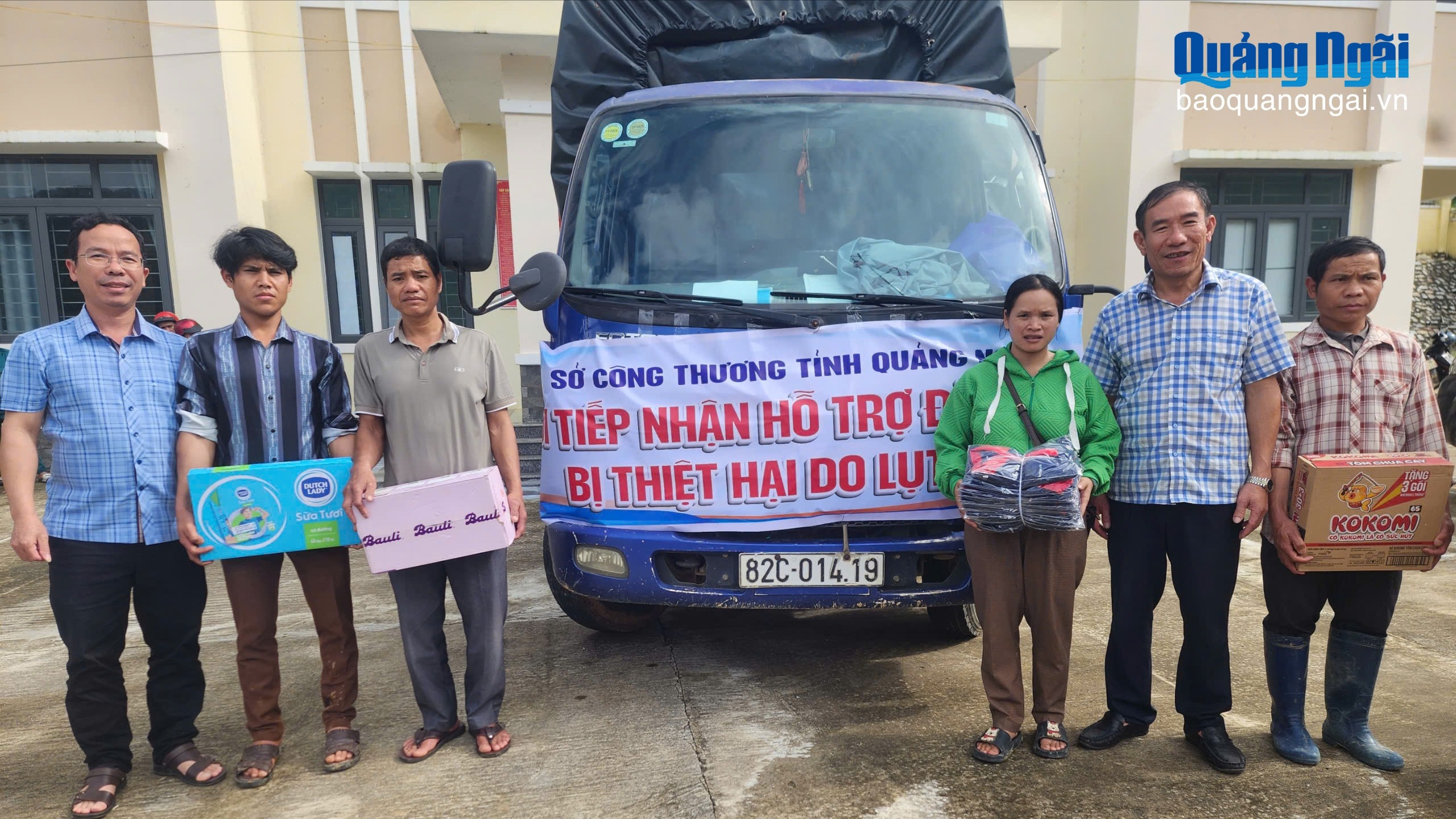 Chuyến xe nghĩa tình đến vùng sạt lở Ngọc Linh