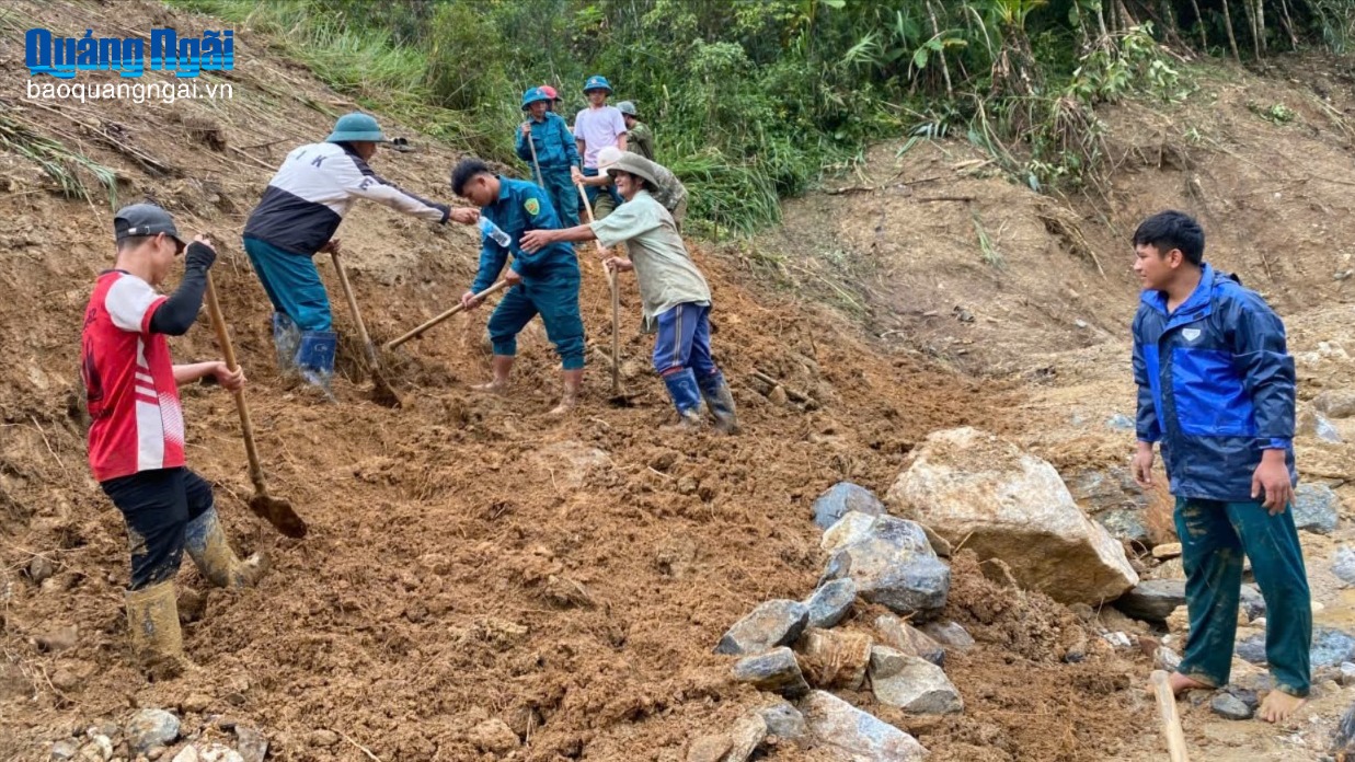 Mở đường tiếp tế lương thực cho 5 thôn bị cô lập xã Ngọc Linh
