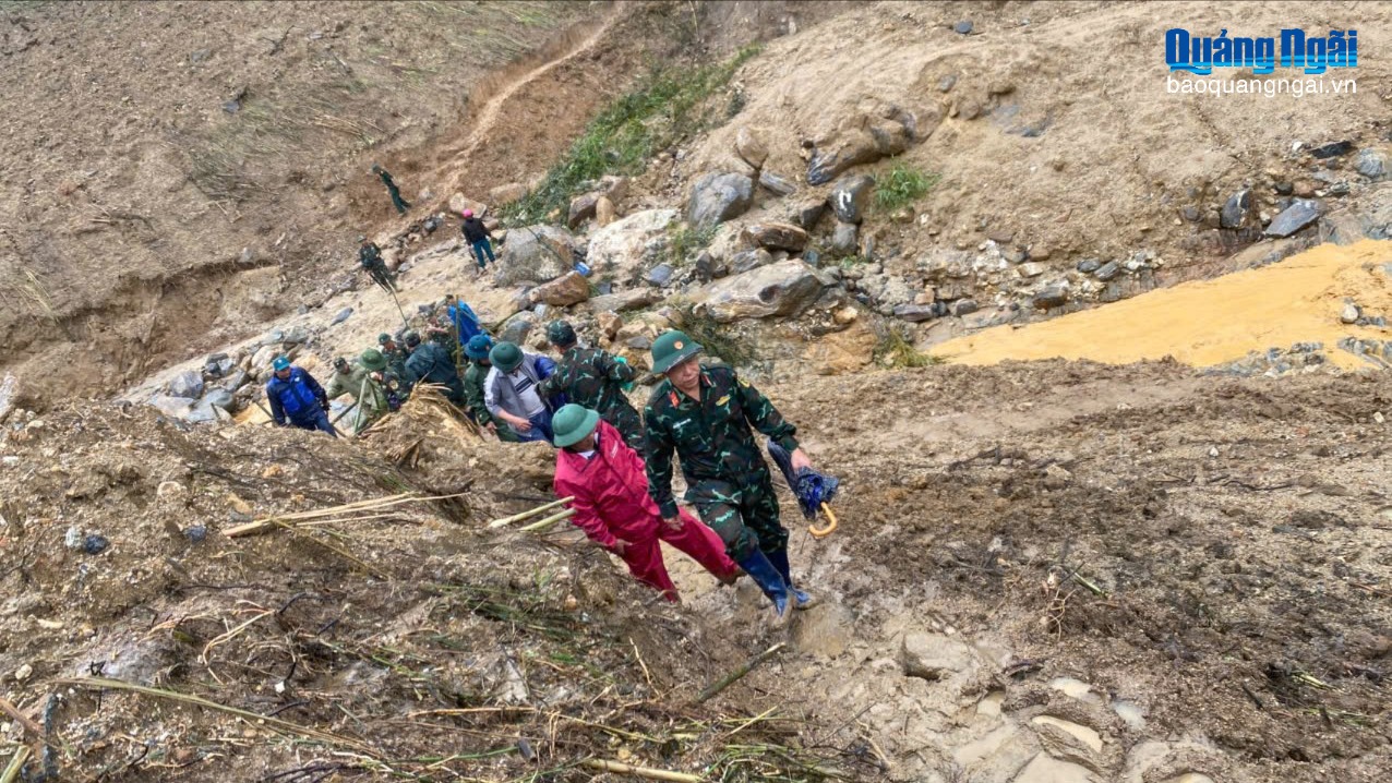 Hơn 200 cán bộ, chiến sĩ Sư đoàn 10 giúp dân khắc phục sạt lở đất