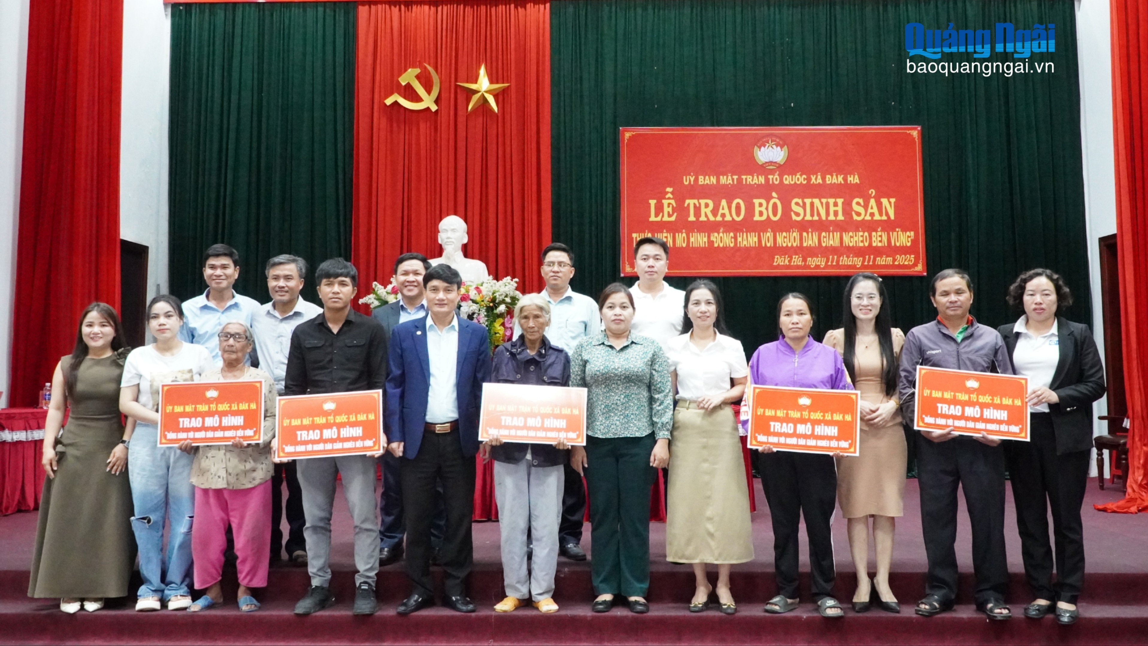 Trao bò sinh sản, đồng hành với người dân giảm nghèo bền vững