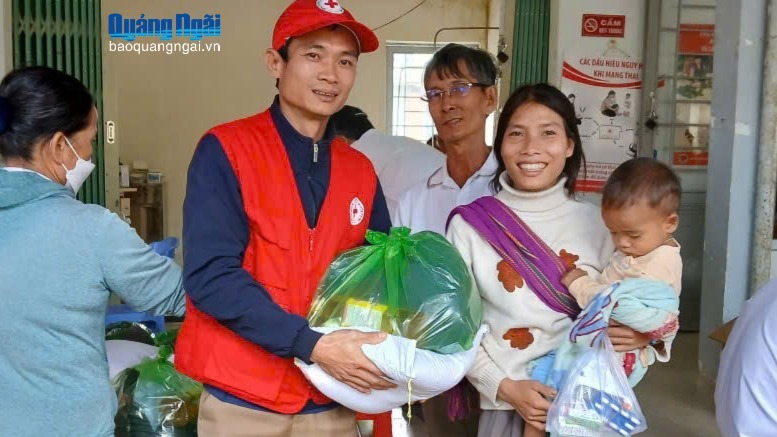 Khám bệnh, tặng quà cho hàng trăm người dân