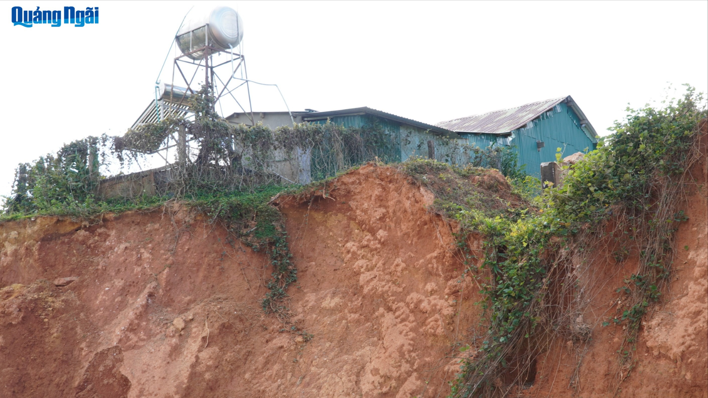 Suối Đăk Ter sạt lở, uy hiếp nhiều nhà dân và công trình