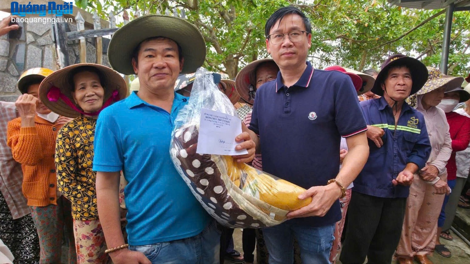 Trao quà tận tay người dân vùng lũ