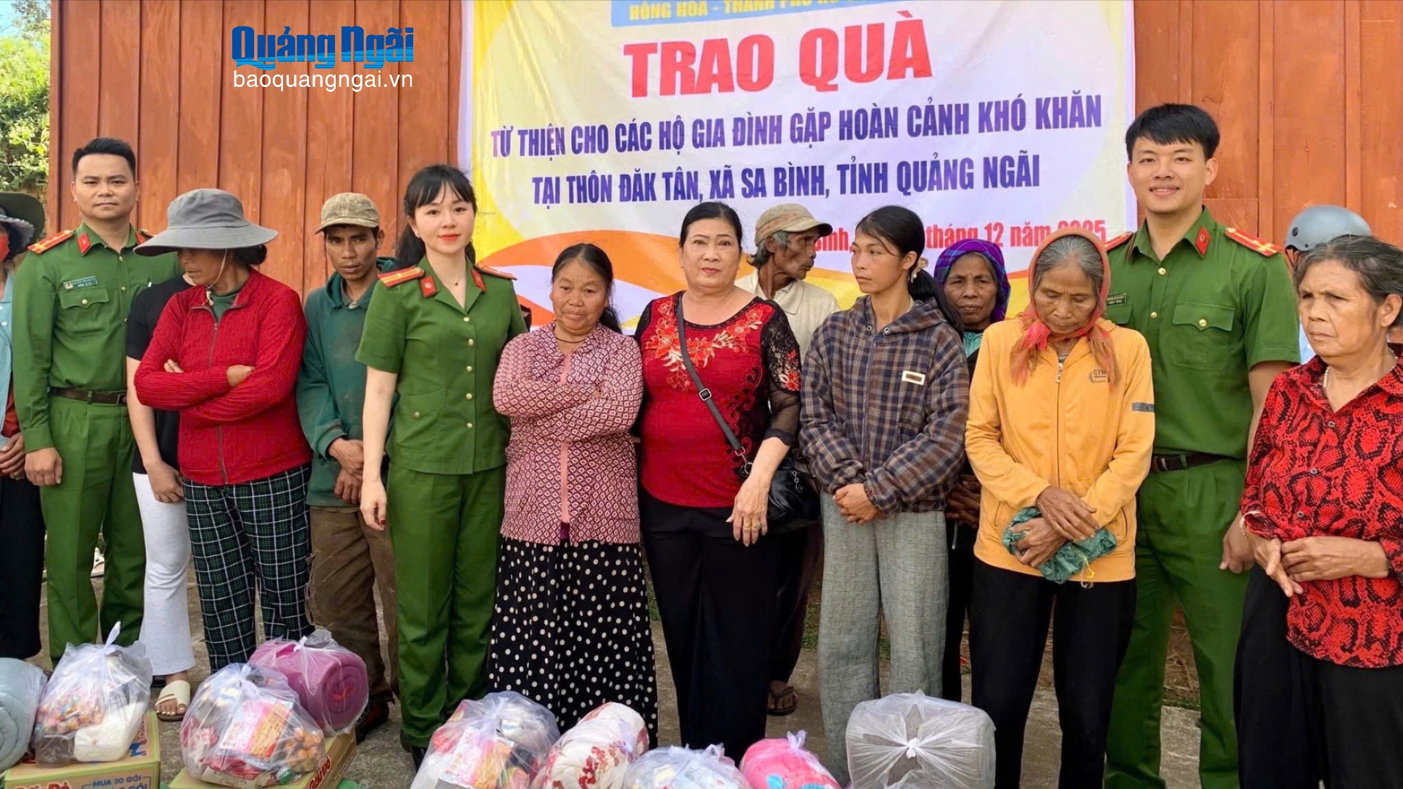 Tặng quà người dân có hoàn cảnh khó khăn ở xã Sa Bình