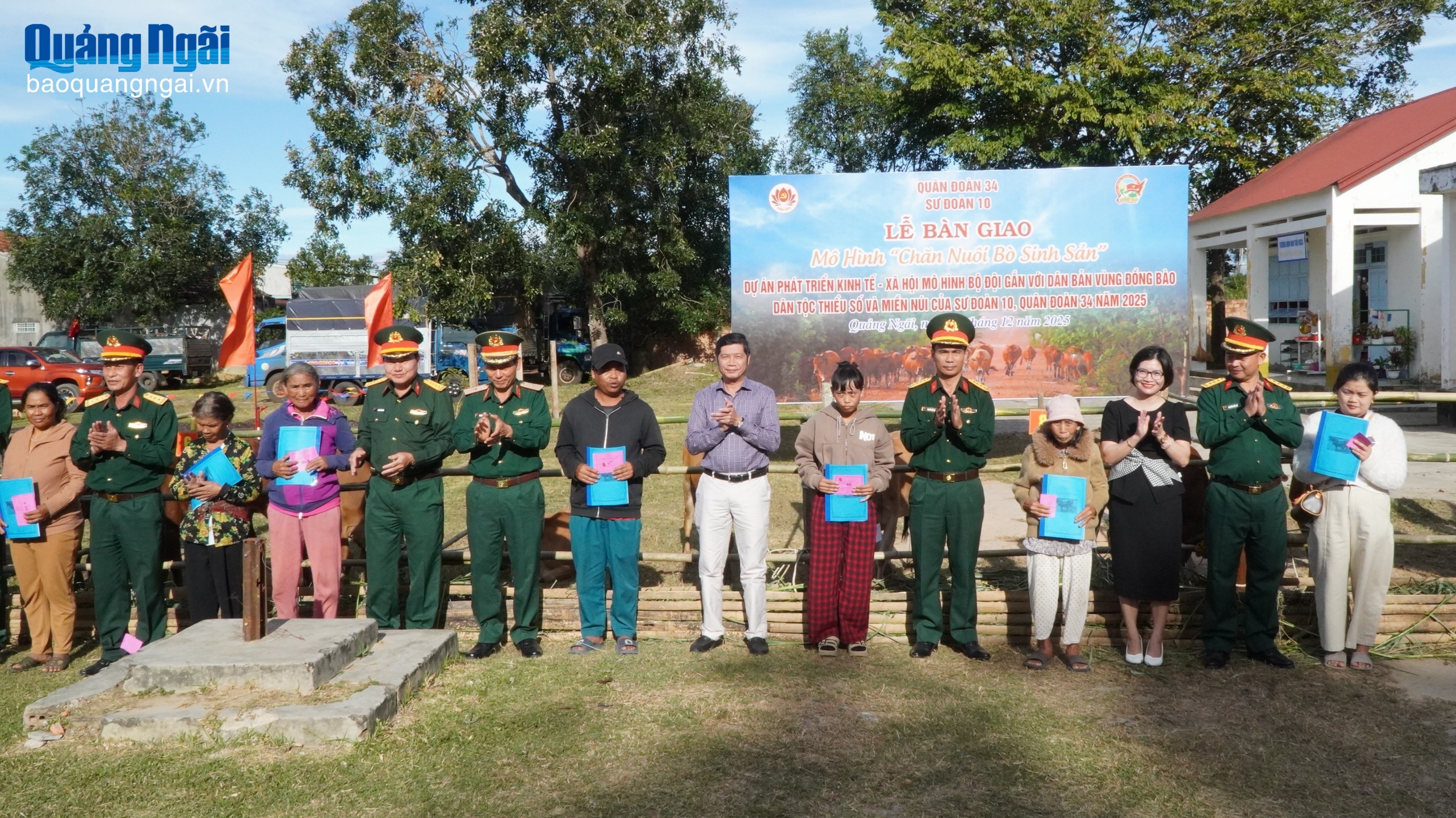 Sư đoàn 10 trao bò giống sinh sản cho người dân xã Ia Chim