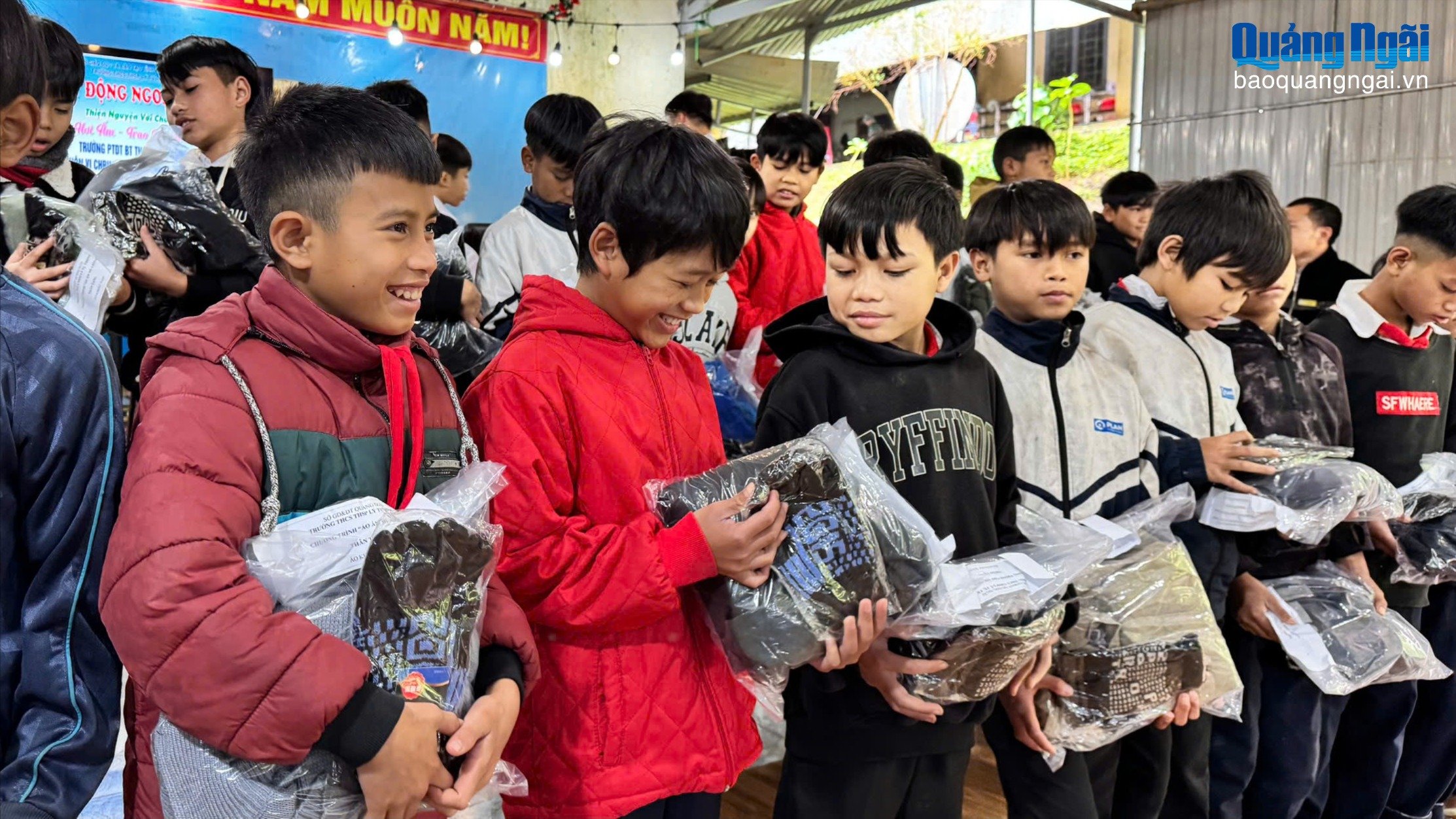Trao tặng hàng trăm áo ấm cho học sinh xã Kon Plông