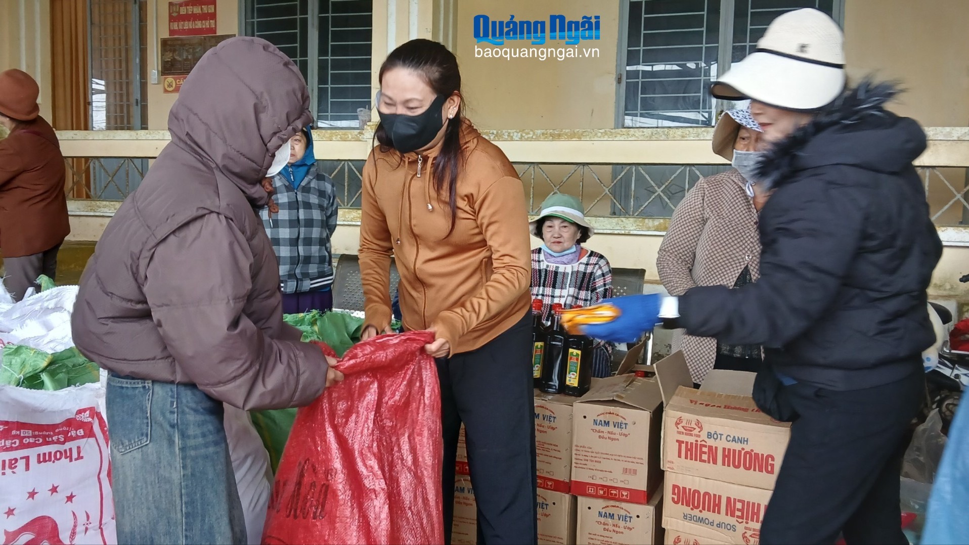 Trao 200 suất quà cho người dân xã Kon Plông