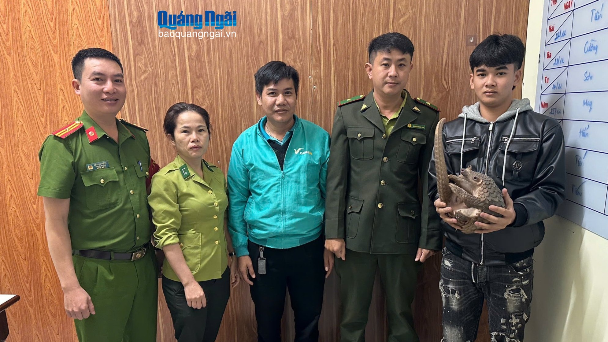 Người dân tự nguyện giao nộp cá thể tê tê quý hiếm