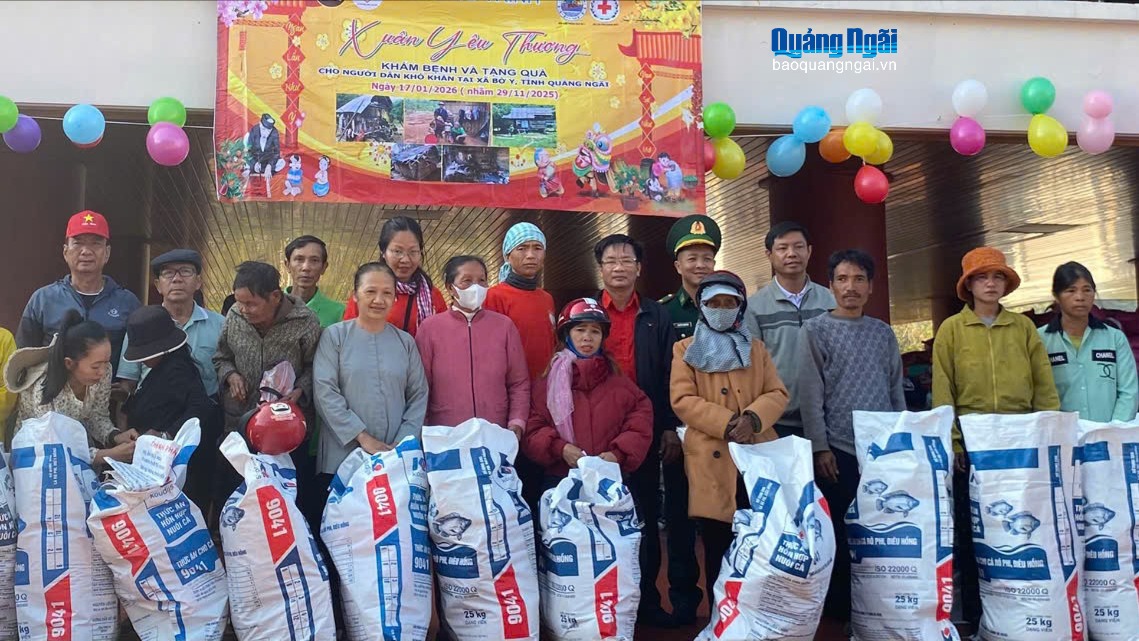 Trao hơn 3.000 phần quà cho người dân vùng biên